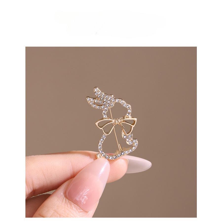 3 cute bunny brooches, temperament jacket, high-end sense, niche design sense, brooch suit, fixed anti-light pin, Easter carnival, New Year's gift accessories to wear