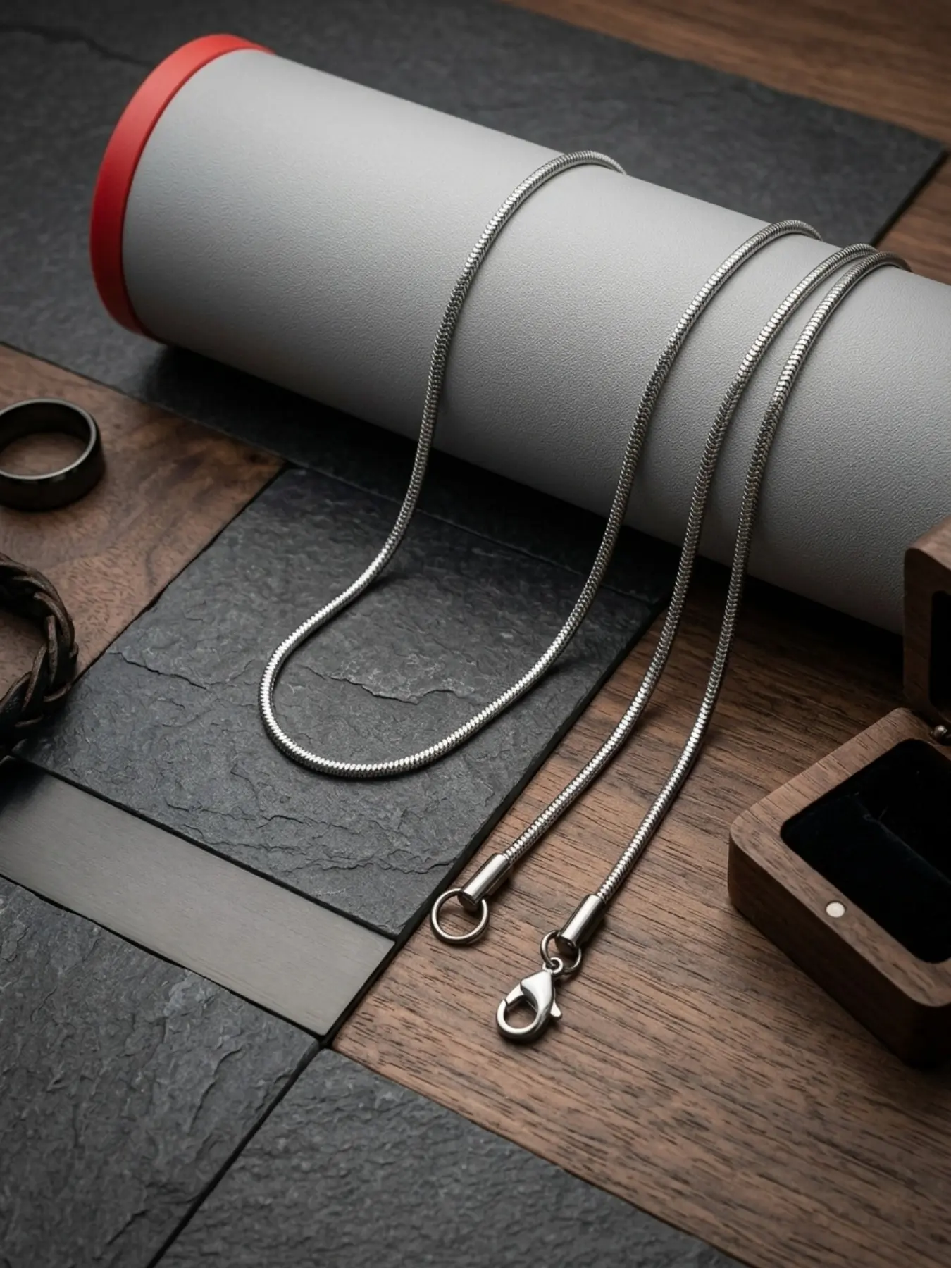 An elegant silver snake necklace with a hip-hop style, its classic and timeless design is suitable for everyday wear and various occasions.