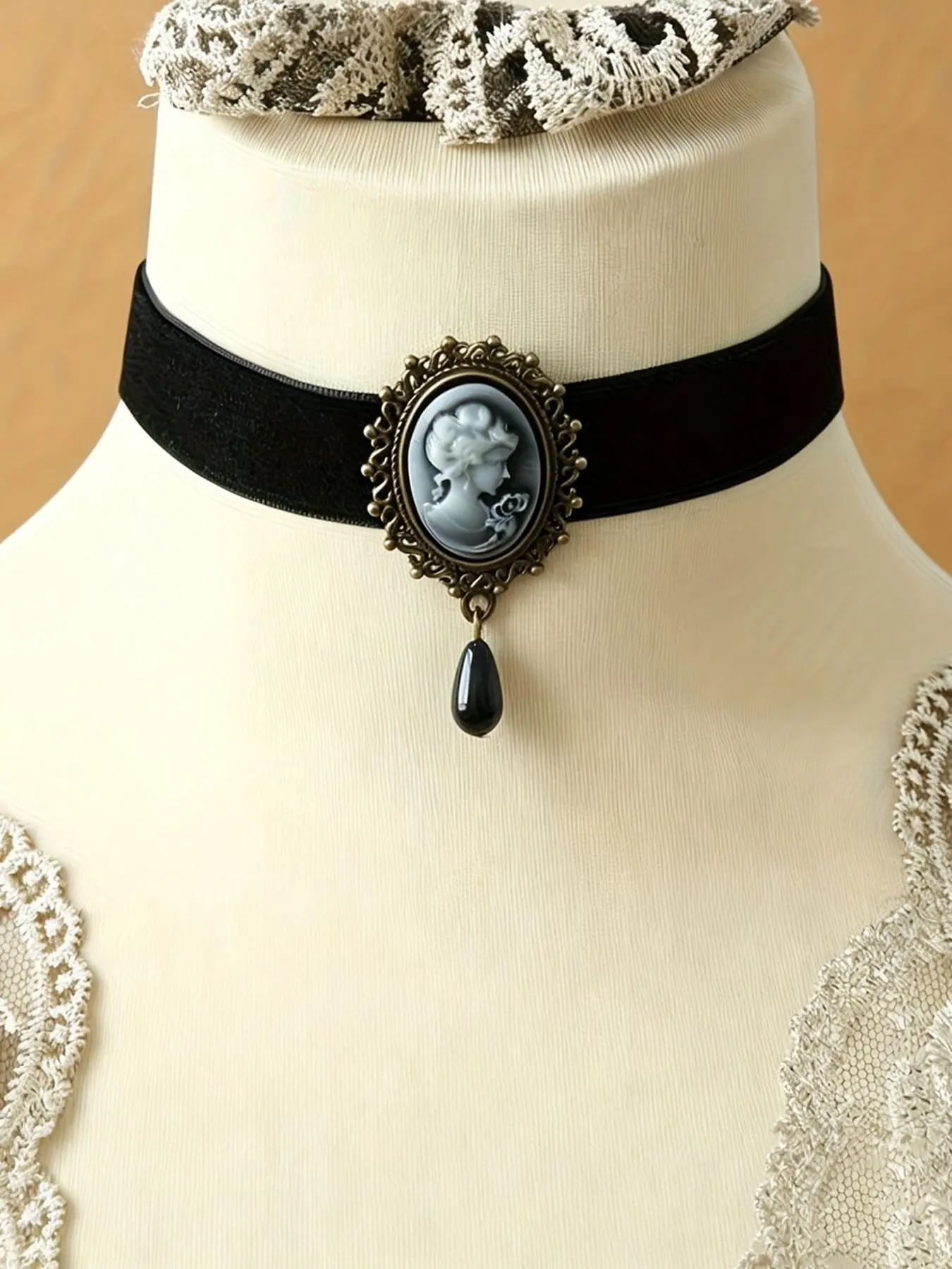 1 Piece Vintage Gothic Velvet Choker Necklace, Fashion Jewelry, Retro Lady Portrait Embossed Oval Ornament With Teardrop Glossy Drop Pendant, Dark Academia Victorian Costume Neck Accessory For Women