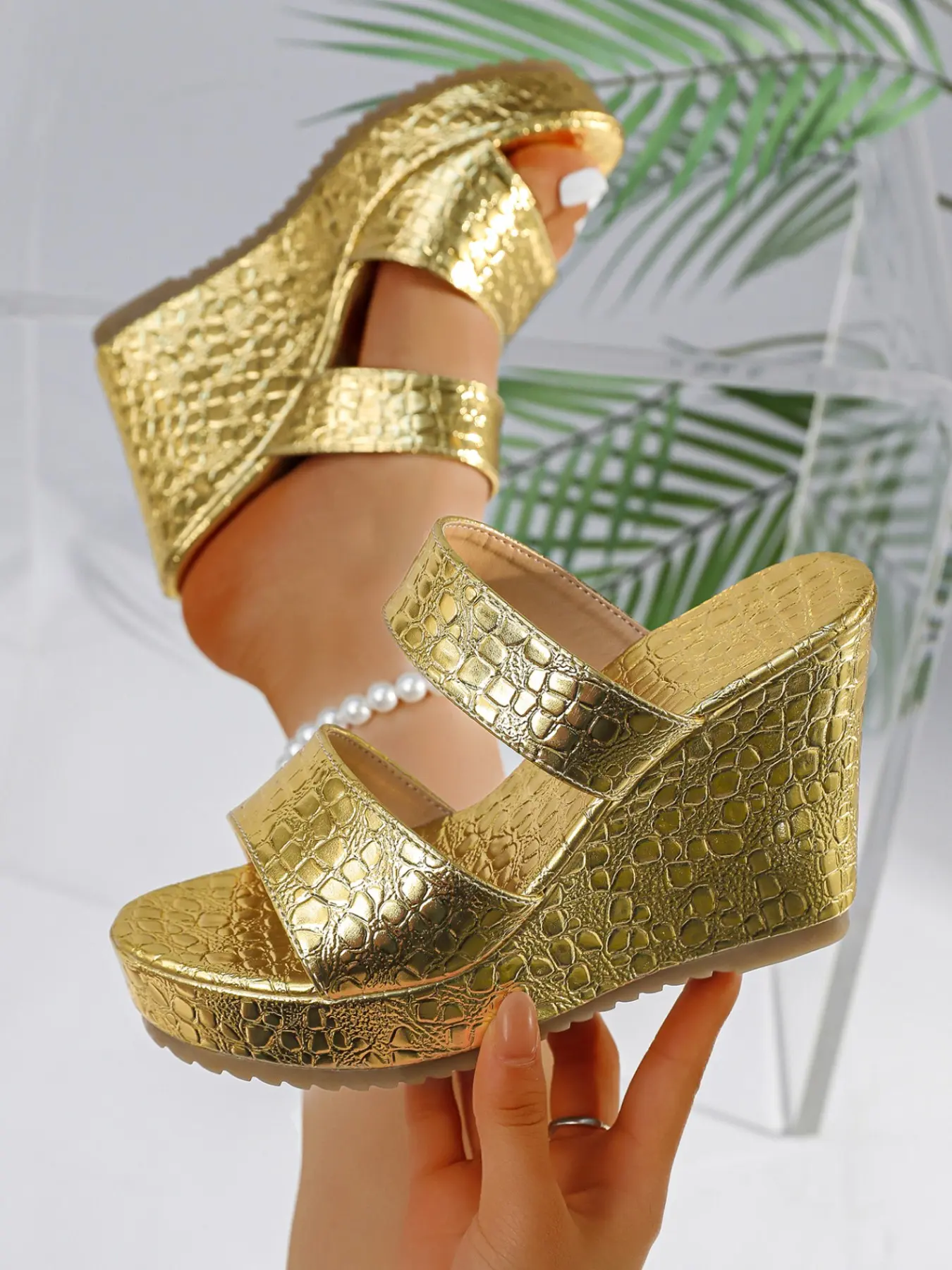 Metallic Silver Crocodile Texture Sandals, Wide Strap Slip-On, High Heel Platform, Shock Absorption, Perfect for Parties and Beaches