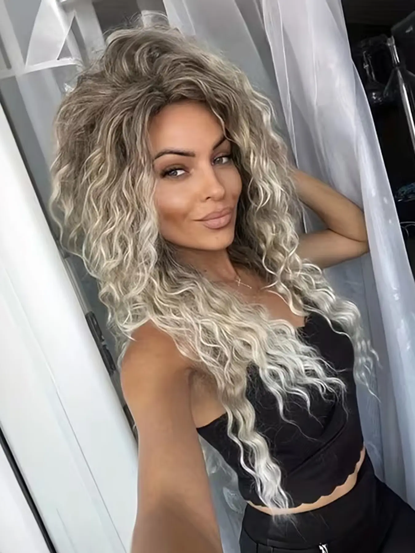 28 inch Long Curly Wig For Women, Ombre Color 150% Density Curly Wavy Middle Part Soft And Breathable Synthetic Wig High Temperature Fiber Daily and Party Music Festival and Carnival Use Synthetic Curly Wigs