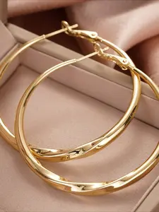 1 pair of fashionable and versatile water droplet design earrings with female personality, light luxury and eye-catching ear clasps