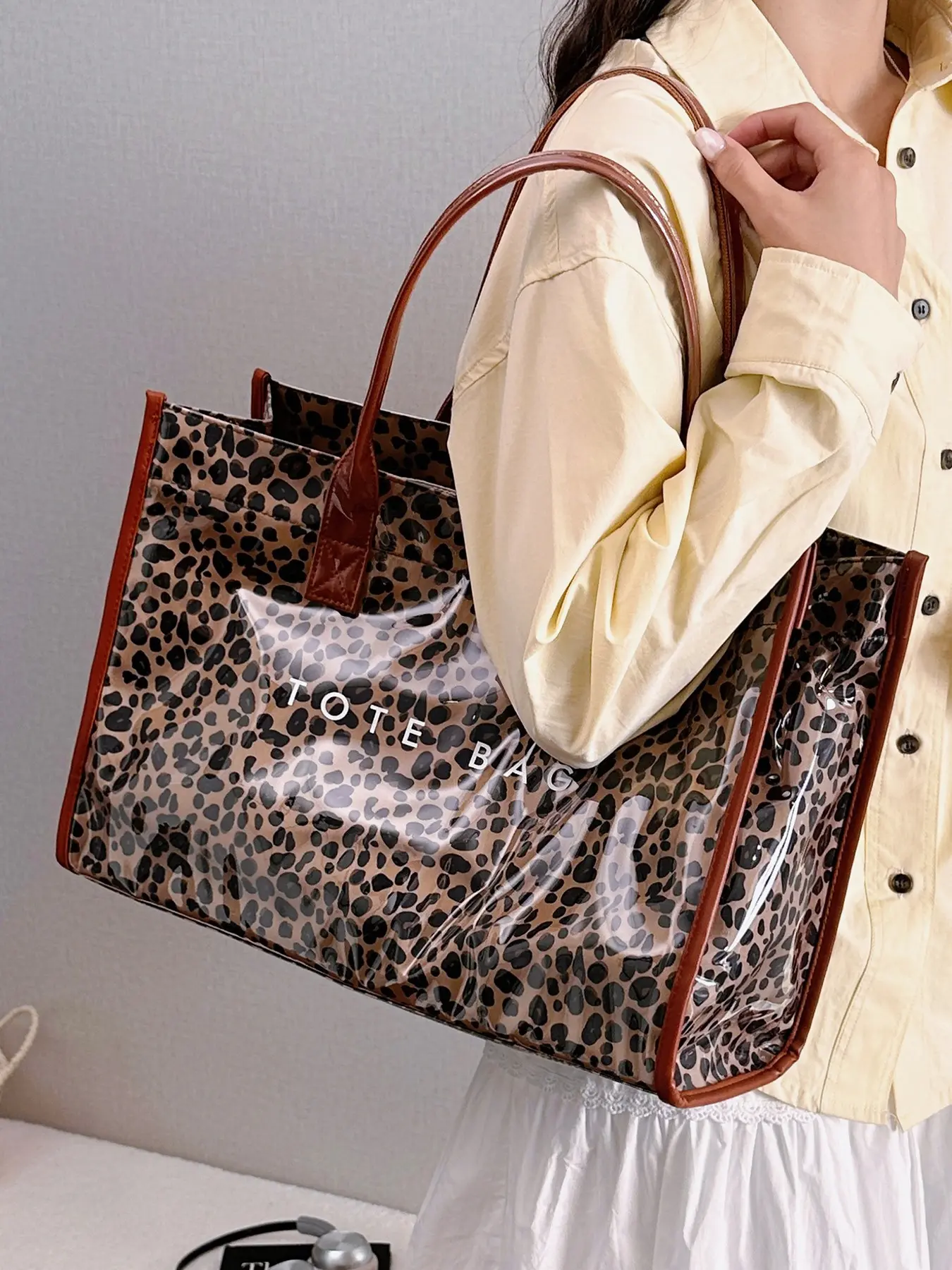 PVC waterproof large-capacity tote bag, portable and versatile for carrying, with waterproof fabric for easy cleaning, multiple carrying options, balancing both trendy appearance and practical storage needs.