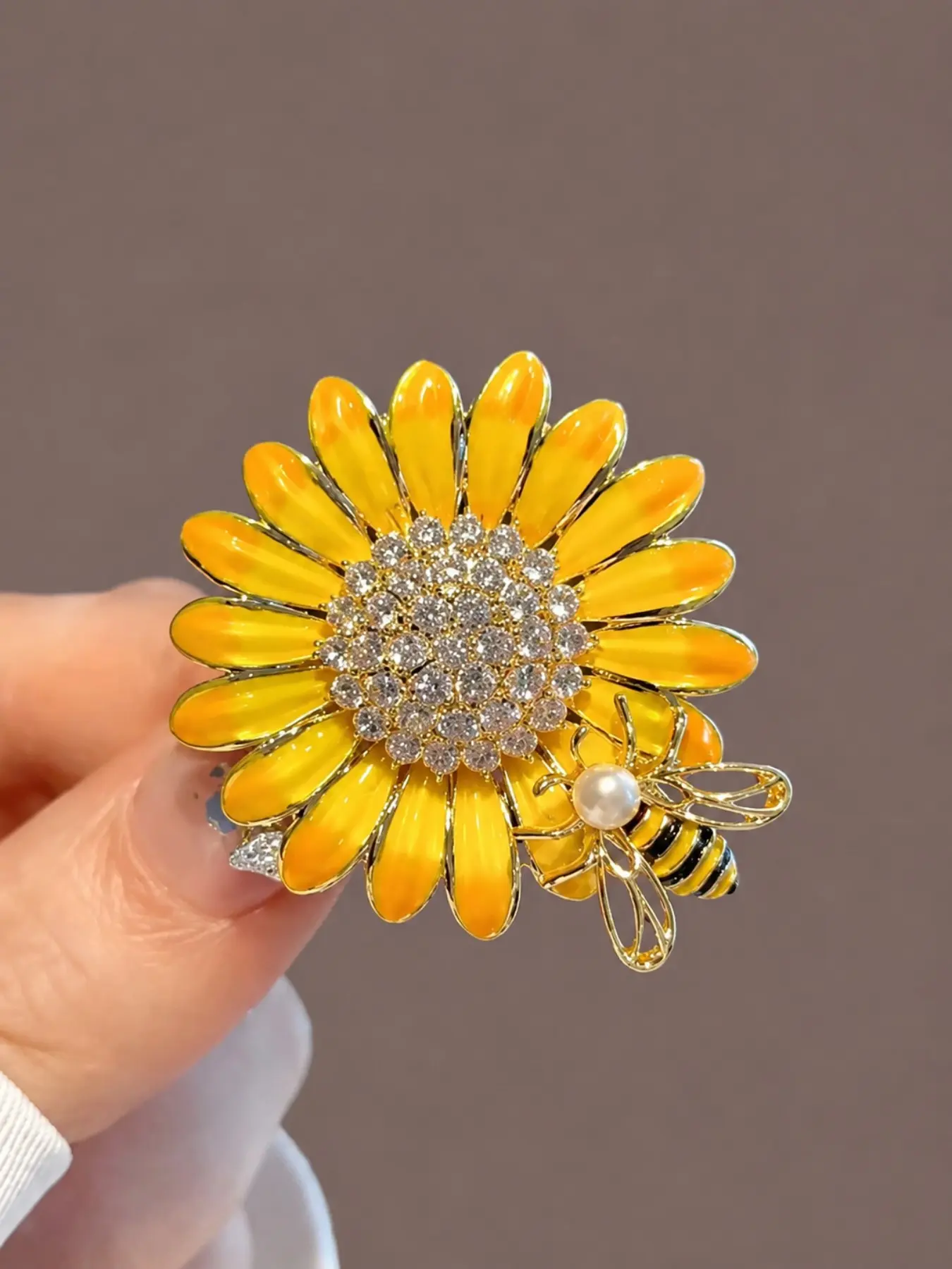 Vintage Enamel Sunflower Brooch, Exquisite Bee & Daisy Floral Fashion Lapel Pin, Suit Jacket Brooch for Women & Men, All Seasons Accessory