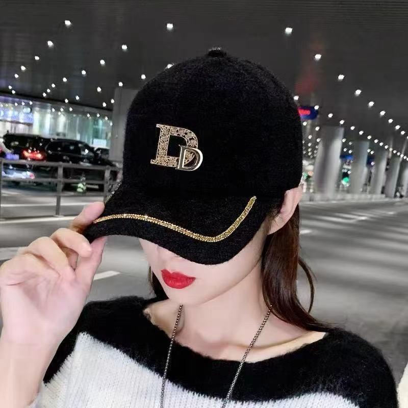 Popular women's autumn and winter new D-shaped baseball cap, winter diamond-studded warm cap that makes the face look smaller, sun-shading cap