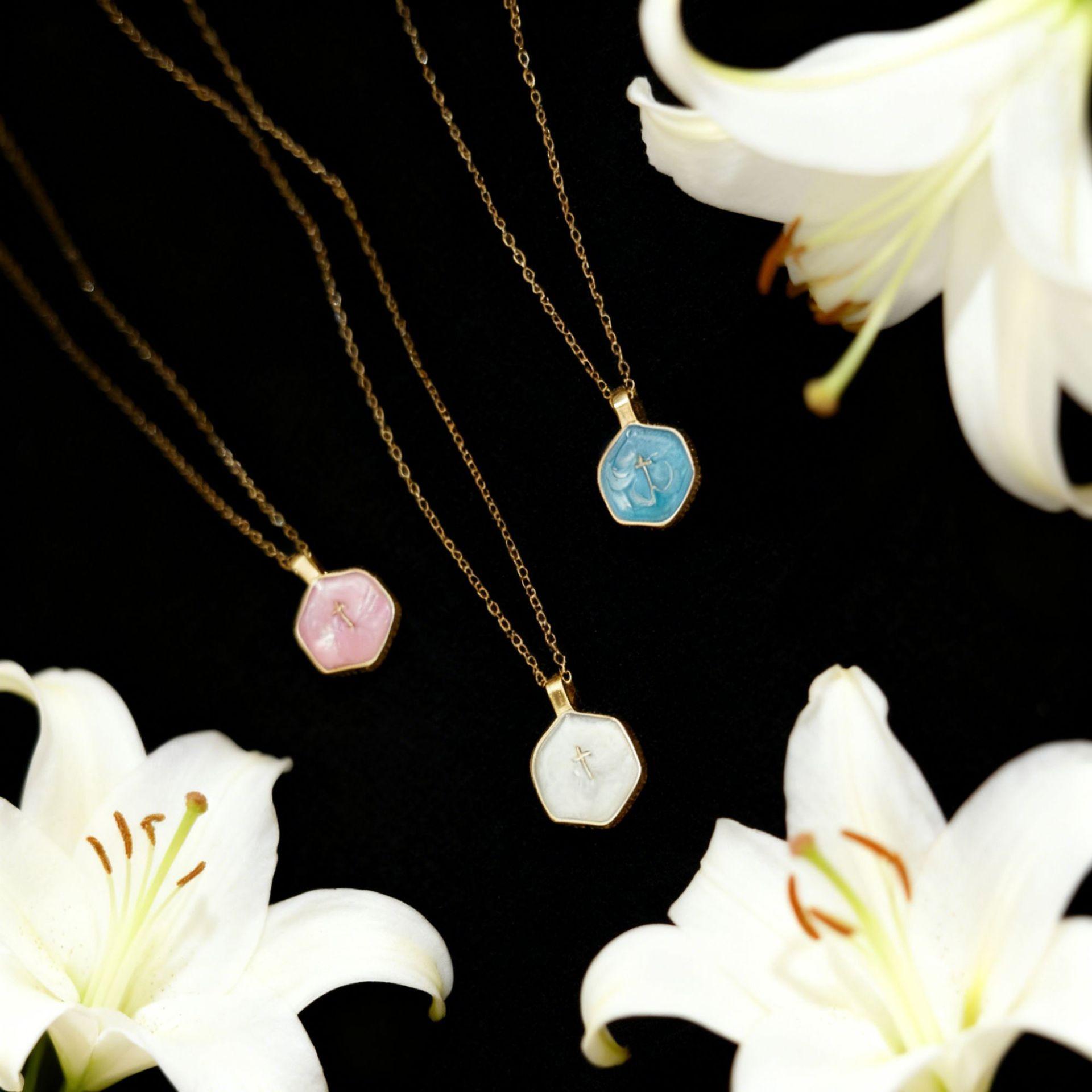 Women's 14K Gold Plated Cross Necklace - Exquisite and simple gold-plated cross pendant, elegant and hypoallergenic brass material