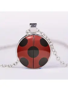 An elegant ladybug crystal bead pendant necklace - the perfect choice for birthdays, anniversaries and Halloween gifts, suitable for wearing in winter and during the New Year.