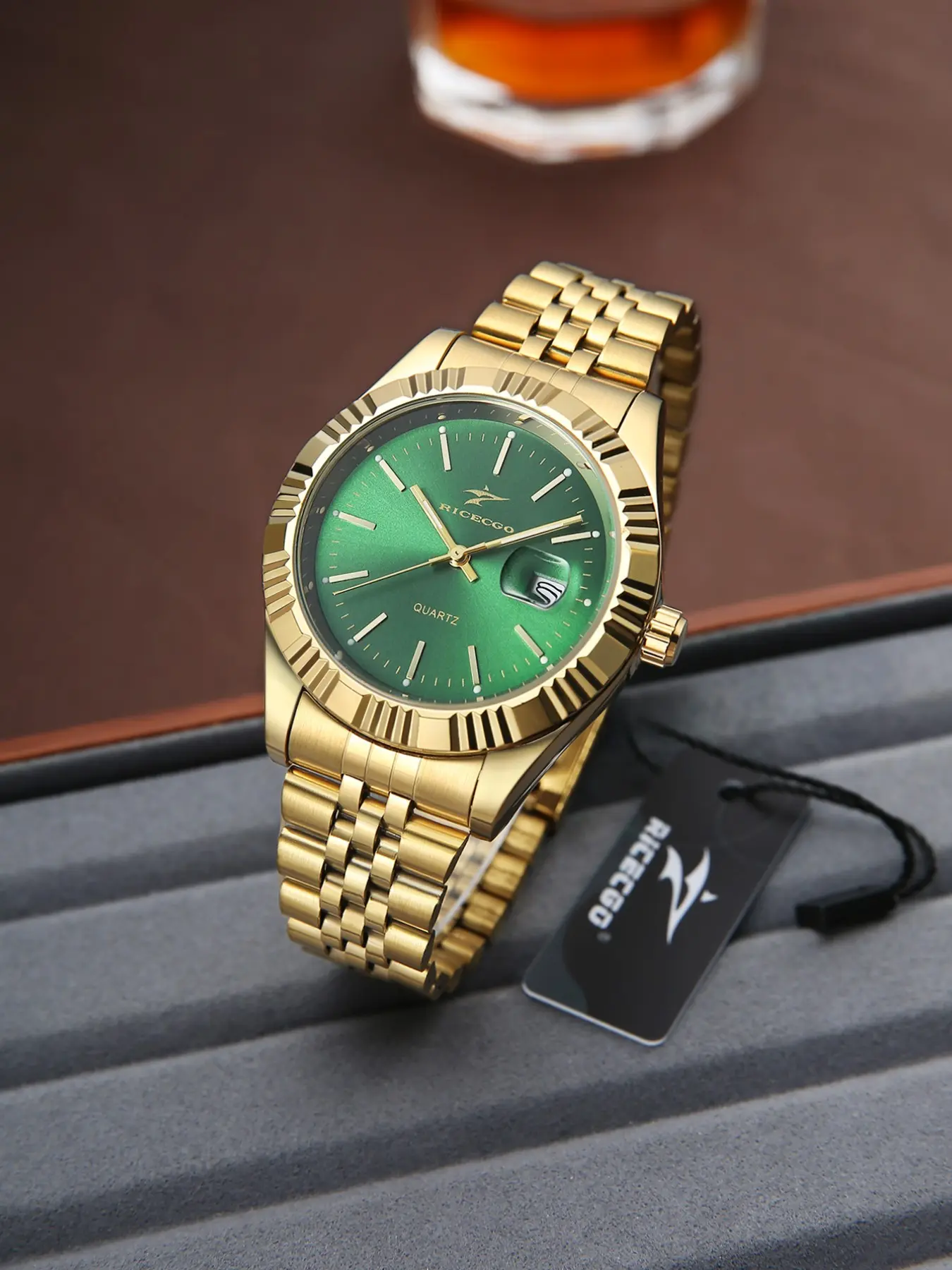 Golden circular quartz watch with a durable design, suitable for daily wear—stylish and practical, Minimalist Quartz Watch Casual Quartz Analog Quartz Analog Wristwatch