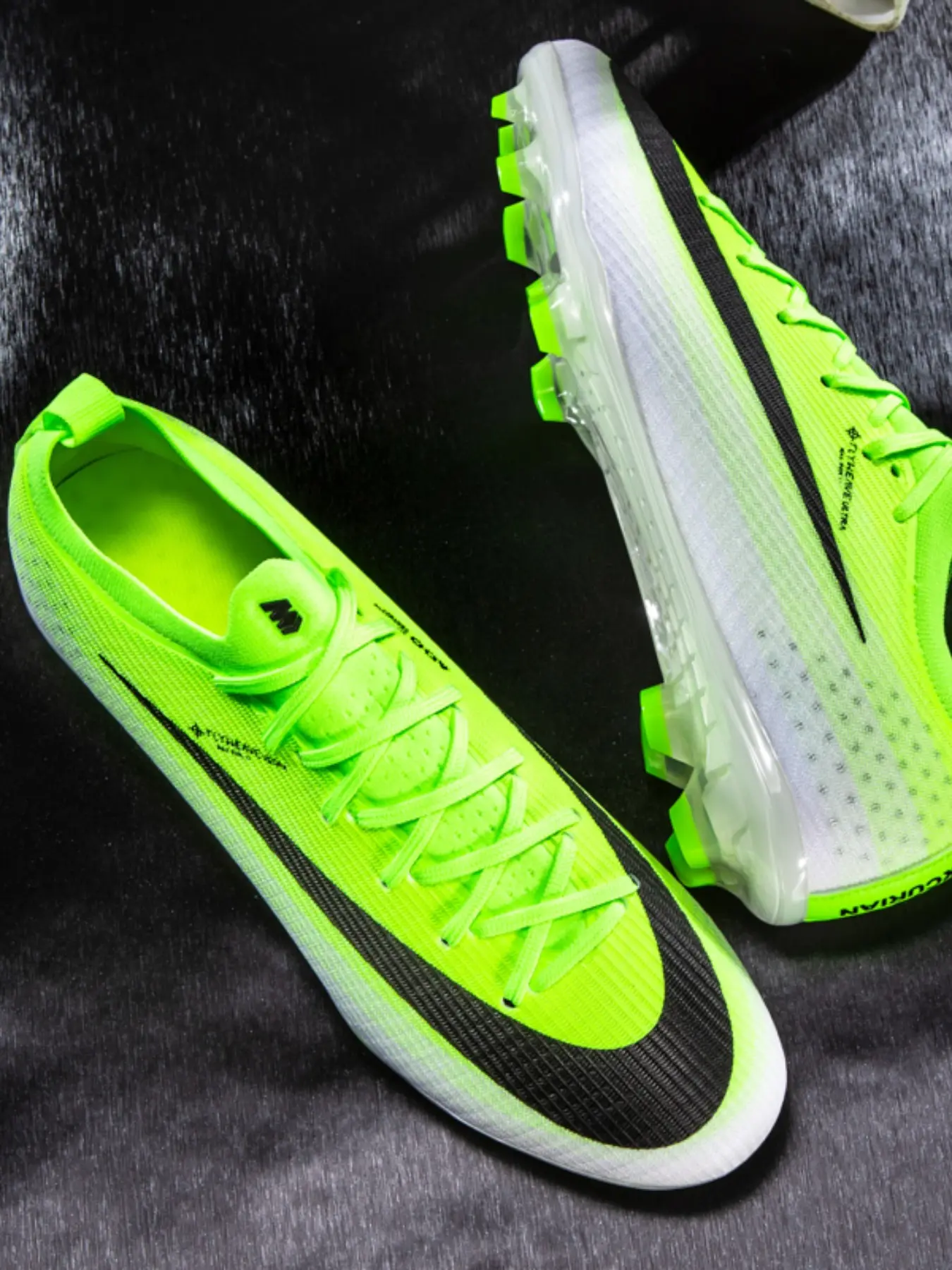 A pair of soccer shoes, 5 colors available, extended sizes from 35 to 45, men's soccer shoes, women's sports shoes, suitable for outdoor grass field soccer matches, high-quality durable women's soccer shoes.
