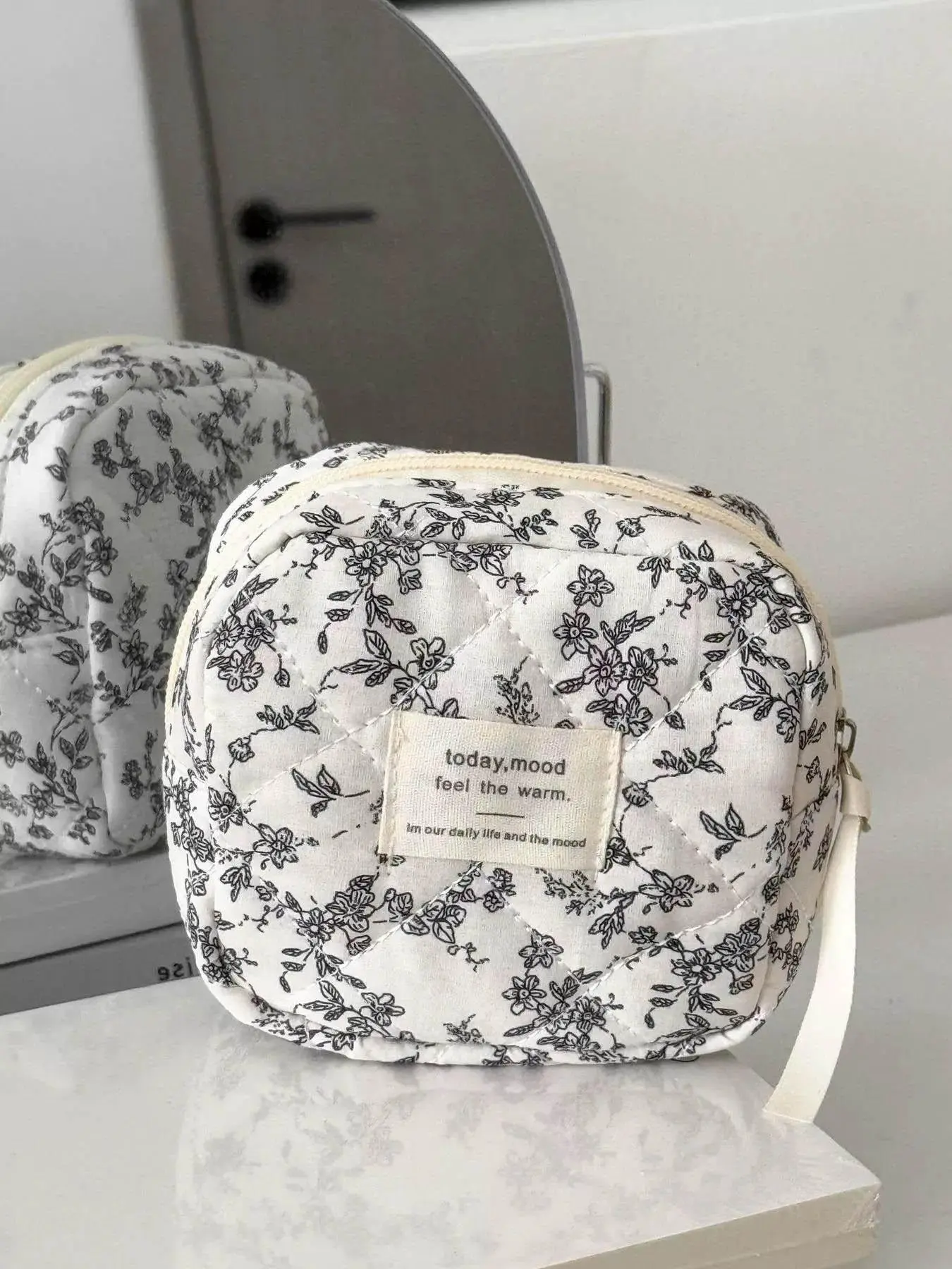 Black Floral Quilted Sanitary Napkin Storage Bag with Wrist Strap, Diamond Stitch Zipper Period Pouch, Portable Storage Bags Mini Menstrual Pad Organizer Bag for Girls School Outdoor Daily Carry