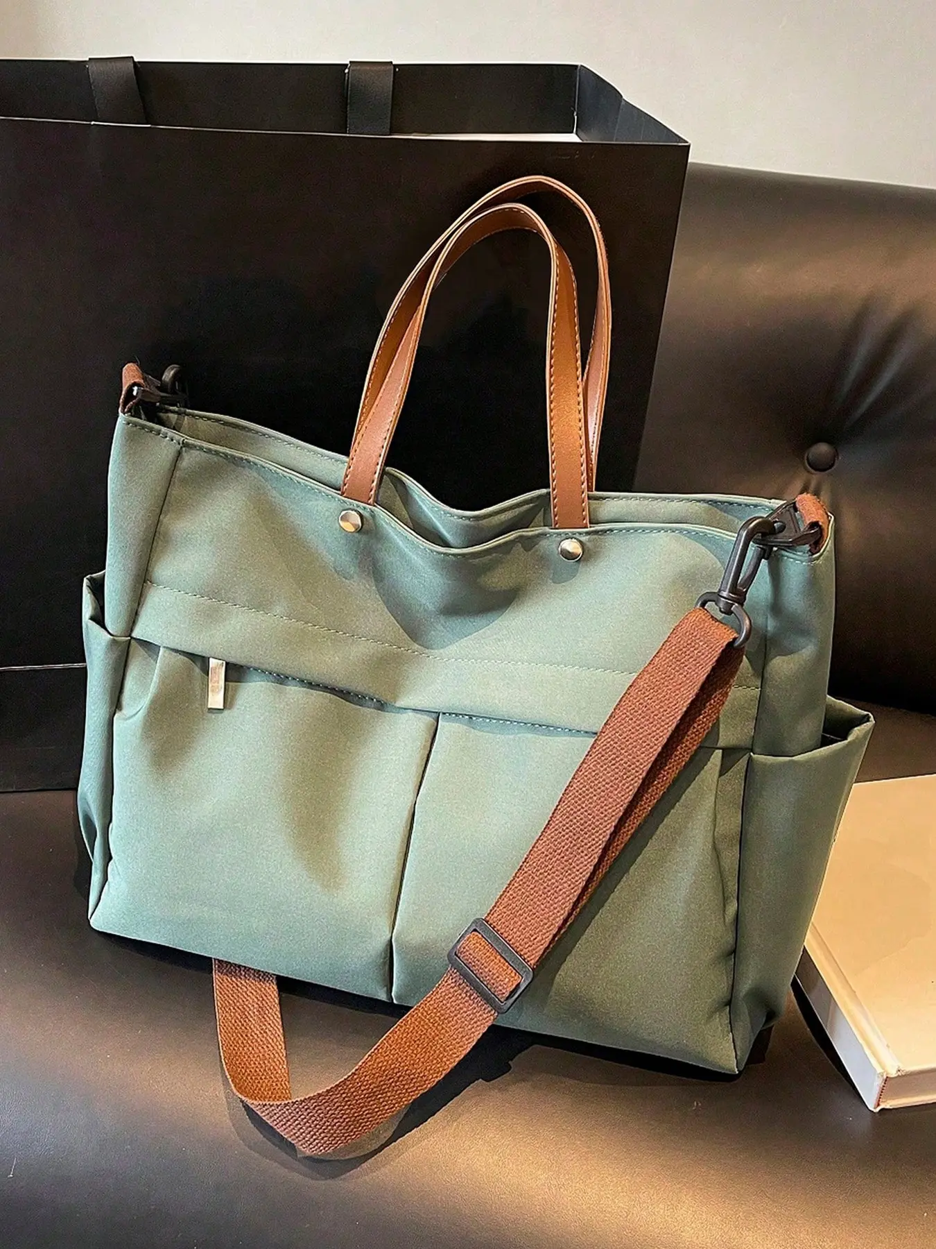 Casual and versatile large capacity solid color tote bag, Casual Trendy Bag, with multiple pockets and detachable shoulder strap design, simple and relaxed style, fashionable texture, single shoulder handbag that can accommodate tablets and files