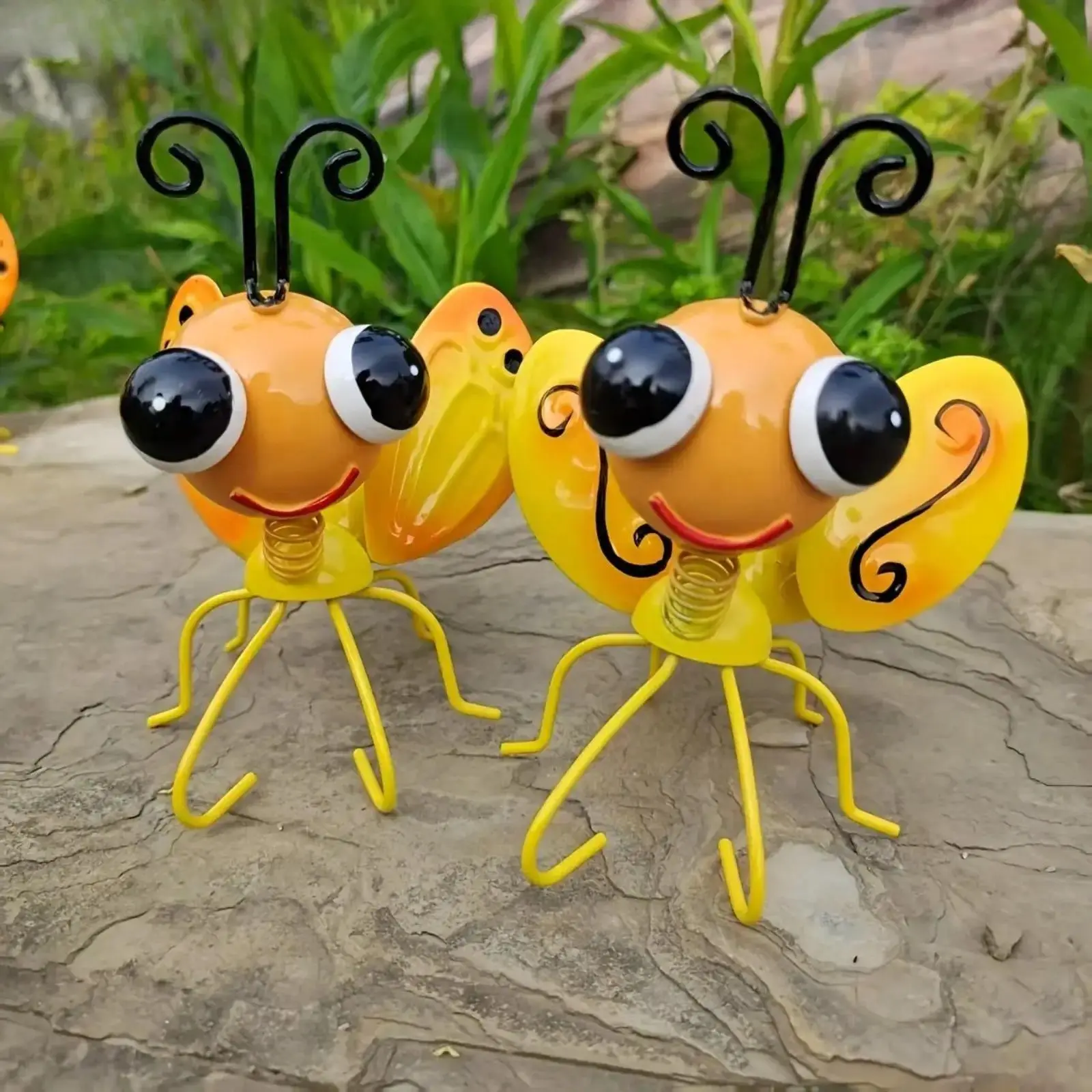 2-Pack Metal Bee Garden Decor, Cute Outdoor Wall Hanging Figurines, Iron Bee Yard Art for Patio, Lawn, Flower Pots & Backyard