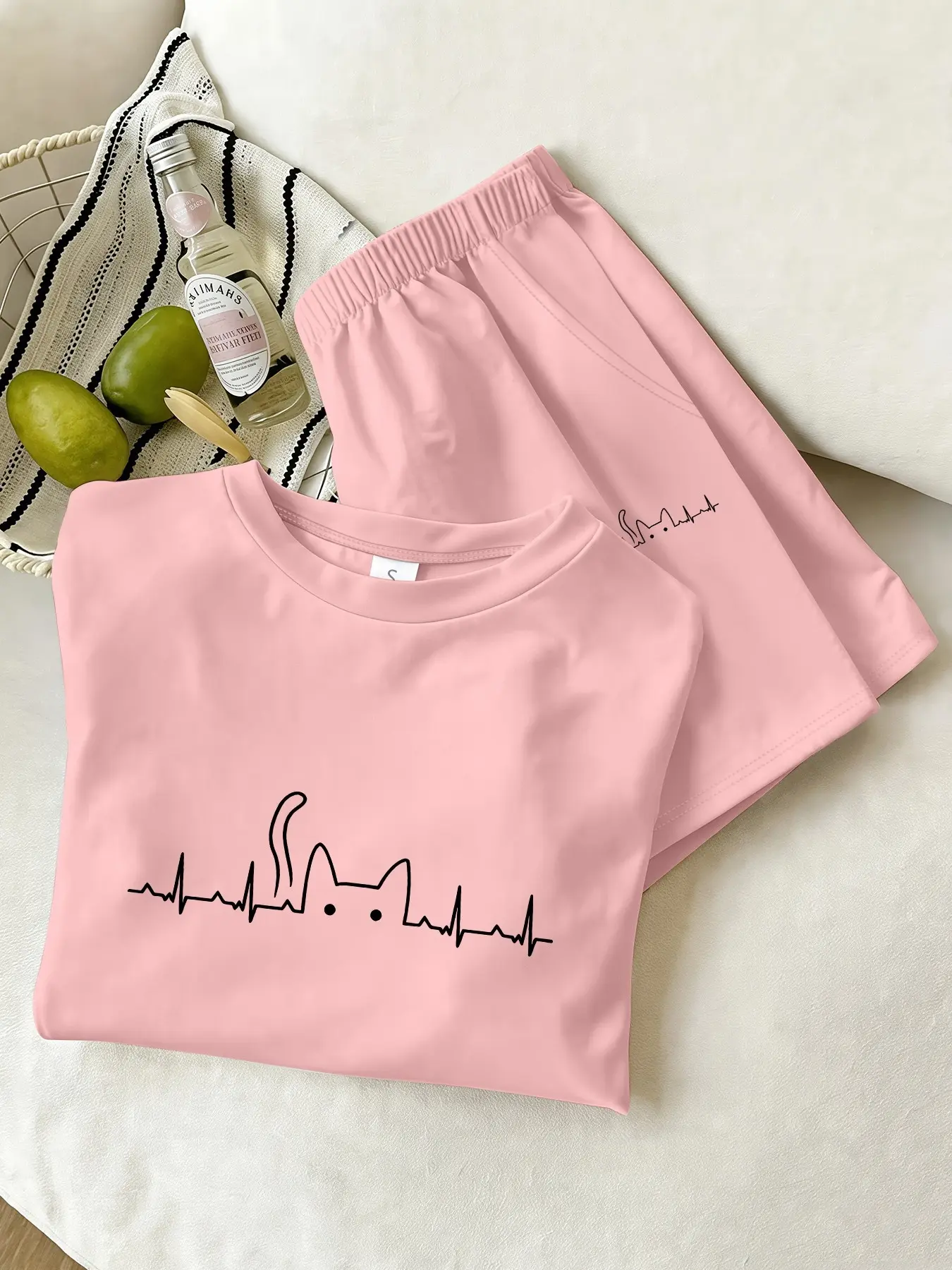 2-piece set simple line drawing heart ECG kitten fashionable crew neck women's short sleeve T-shirt and shorts set casual solid color T-shirt and hot pants women's set suitable for daily wear