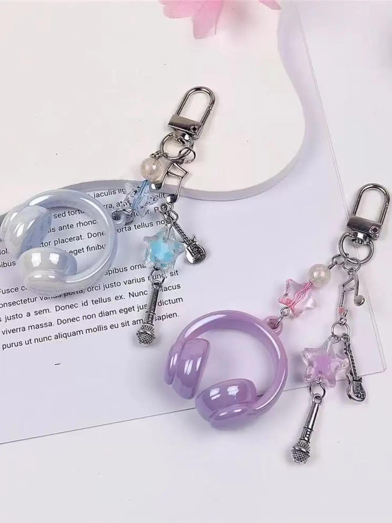2pcs Mini Headphone Keychains, Macaron Gradient Style, Star Note Microphone Metal Fringe, Perfect for Bags, Earphones, Keys, Gifts