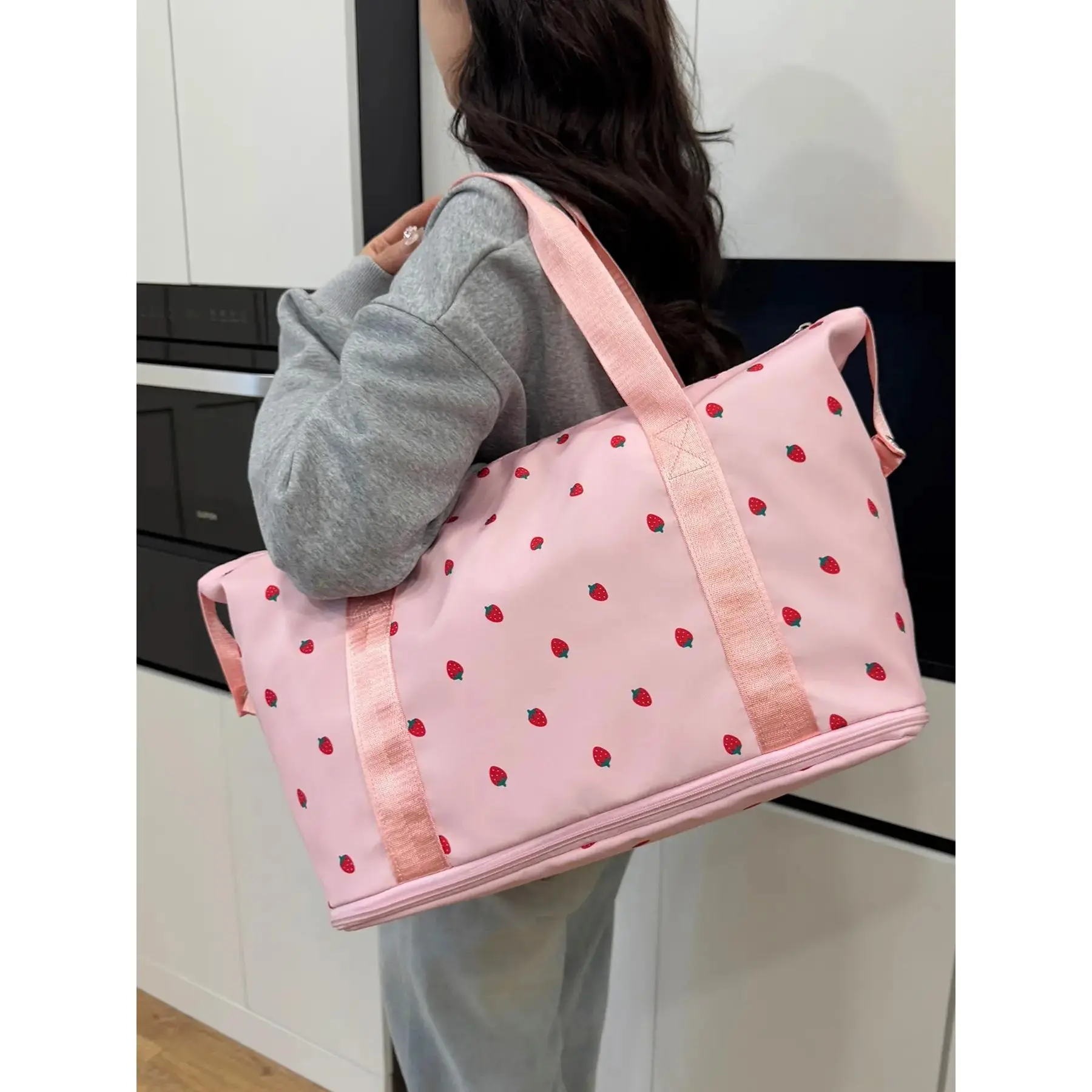 2026 New Strawberry Print Duffel Bag, Large Capacity Expandable Travel Bag, Fashion Fitness Tote, Casual All-Season Backpack