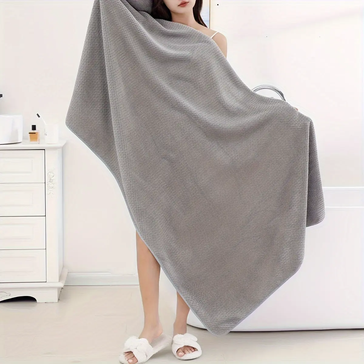 Extra-large thick bath towel 35.43X 70.87inch for home and beauty salon use, absorbent, quick-drying, lint-free, large size bath towel