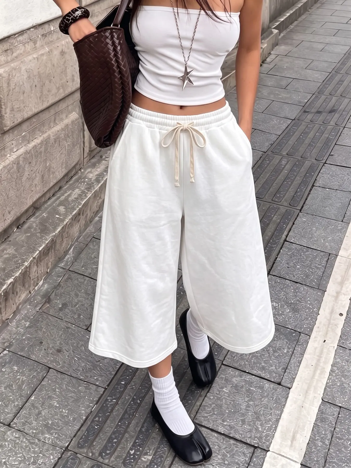Women's Off-White Adjustable Drawstring Wide-Leg Cropped Sweatpants, Y2K Streetwear Casual Pants, Elastic Waist Wide-Leg Cropped Sweatpants, Loose American-style Relaxed Street Casual Pants with Side Pockets carpri