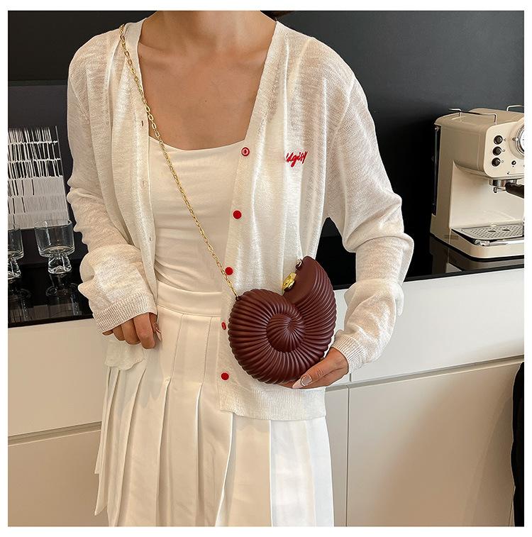 Personalized Conch Shell-Inspired Women's Crossbody Clutch Bag Y2K Summer Chain Mini Shoulder Bag Coastal Beach Vacation Evening Dinner Handbag Unique Sculptural Seashell Envelope Purse Lightweight Versatile Party Wedding Gift