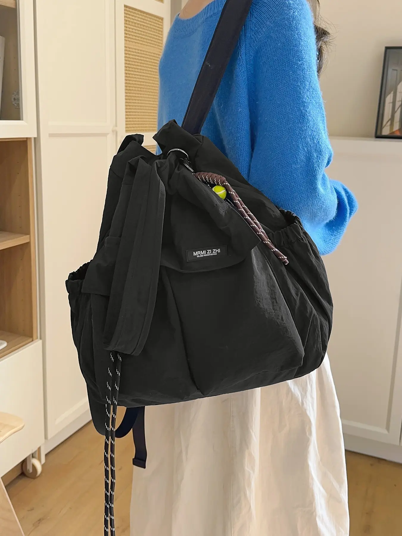 Drawstring large-capacity tote bag, versatile casual shoulder bag, the drawstring detail can adjust the size of the bag, flexible and adaptable, simple and versatile for everyday use, commuting, and short trips.