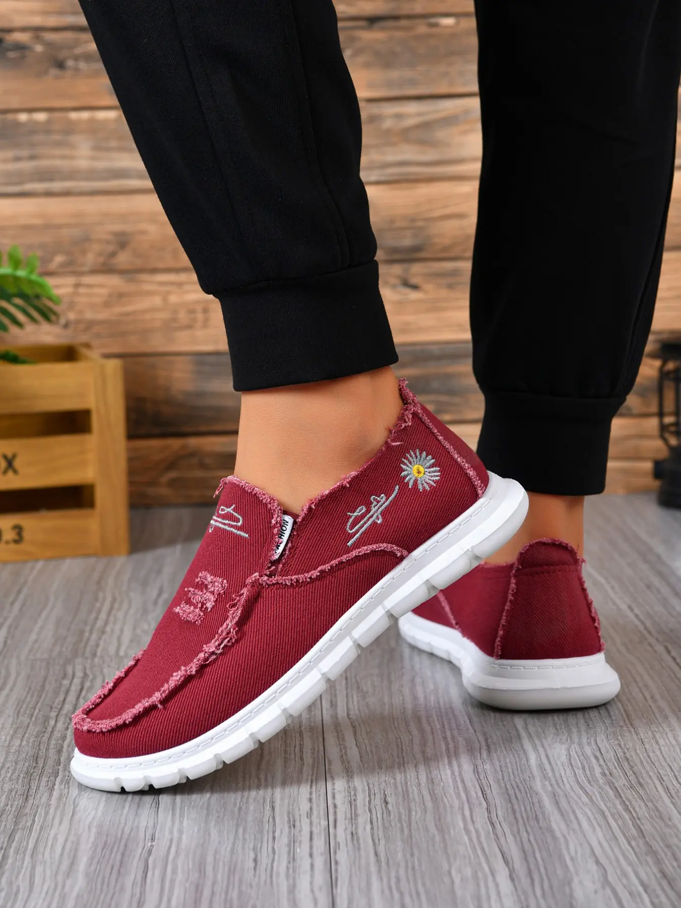 Men's New Vintage Daisy Embroidered Canvas Shoes, Slip-On Breathable Soft Sole, Casual Low Top Round Toe, All Seasons Comfortable Footwear