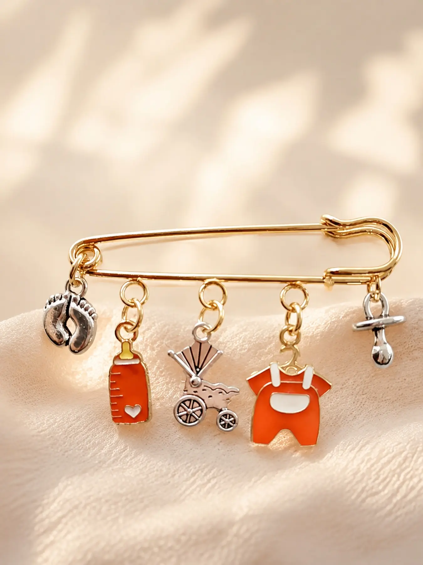 Vintage Charm Brooch Pin for Women, Gold Safety Pin Pendant Brooch, Cute Dangle Charm Jewelry, Stylish Fashion Accessory Gift