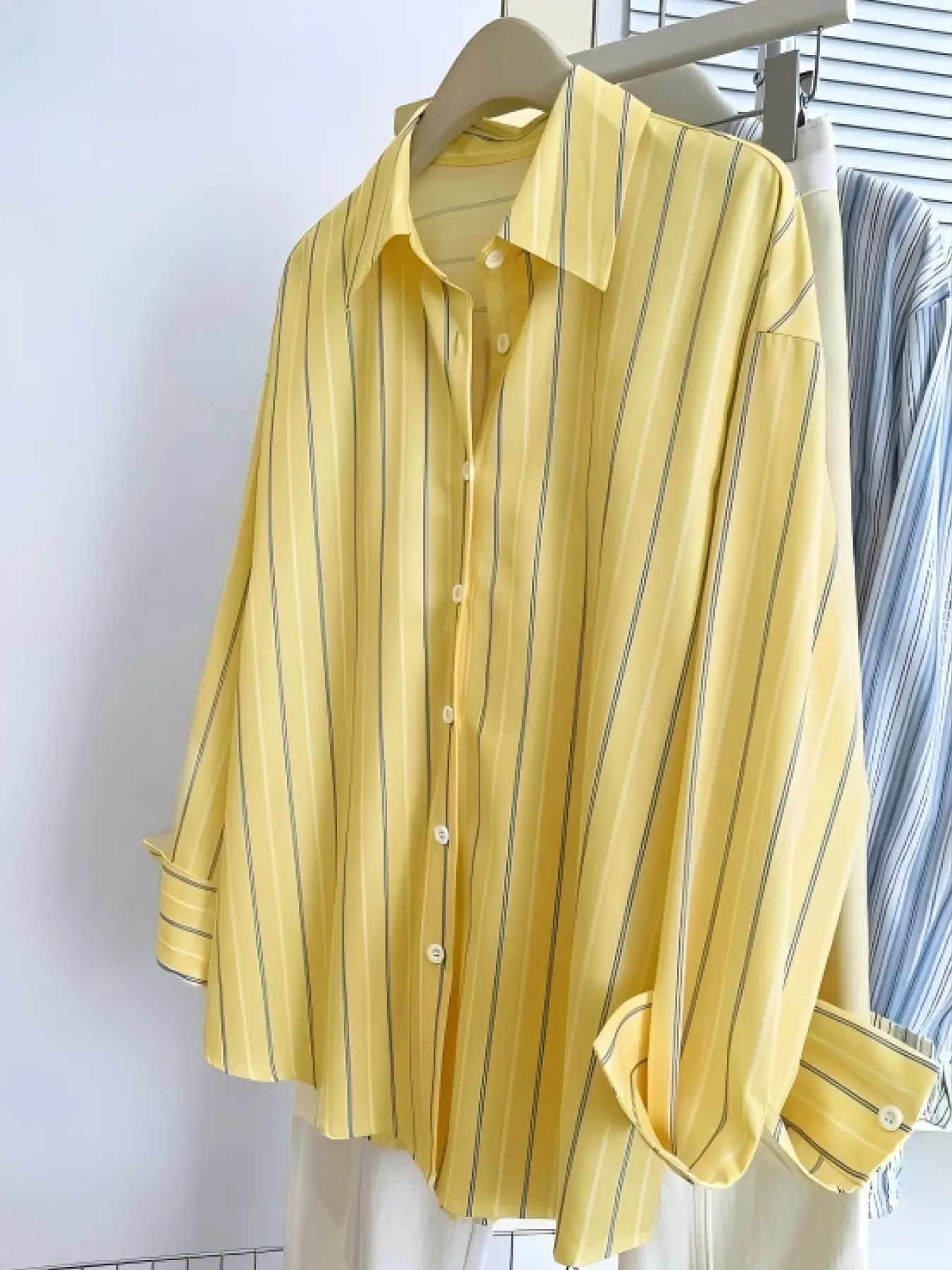 A women's fashionable yellow striped minimalist style Blouse Top shirt with a refreshing color scheme and a hanging fabric that is comfortable and breathable, suitable for commuting, playing, indoor and outdoor wear