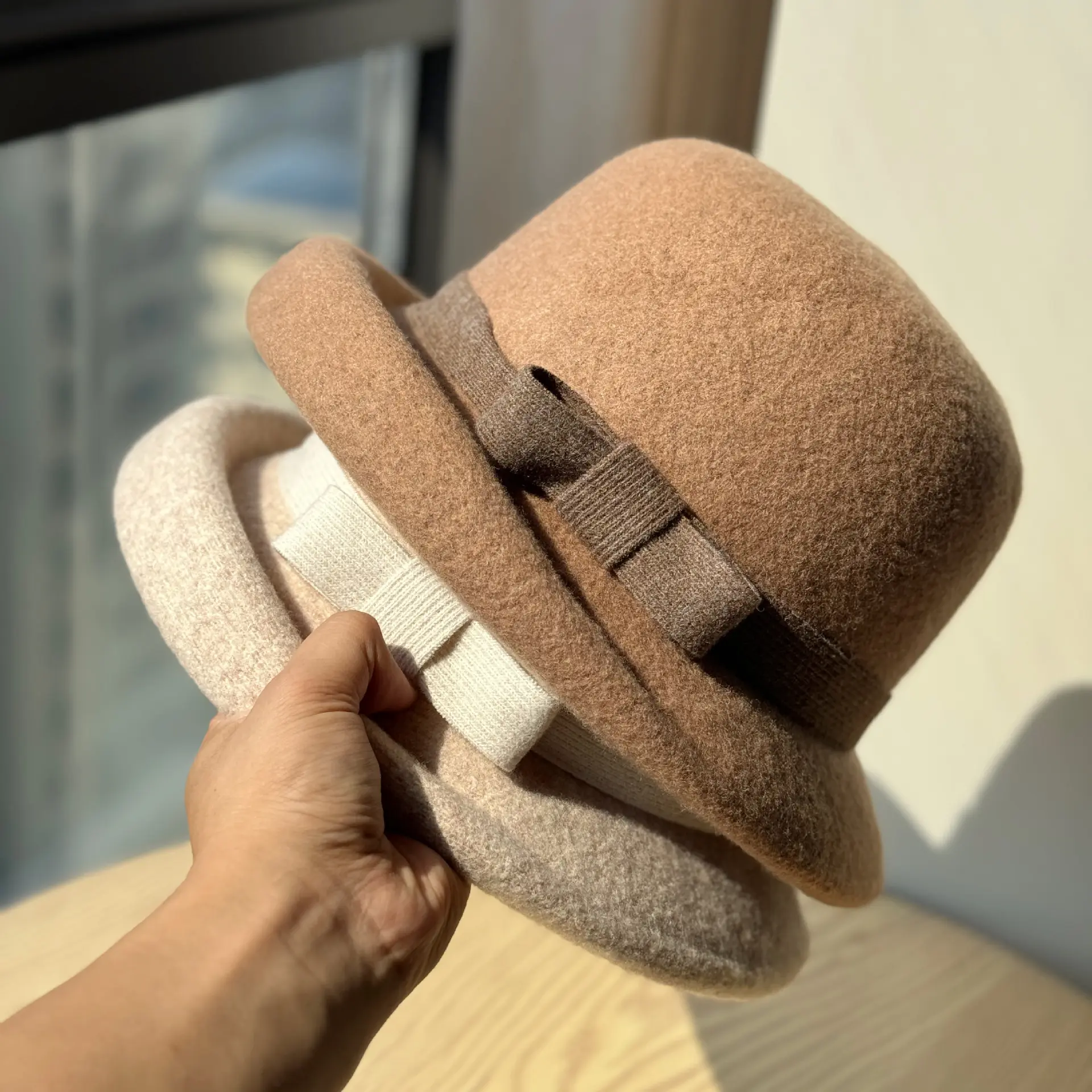 Elegant Wool Cloche Hat for Women Vintage Bow Bucket Hat French Style Roll Up Brim Bowler Cap Retro Church Derby Hat Old Money Aesthetic Winter Warm Headwear Cocktail Tea Party Bonnet Camel Beige White