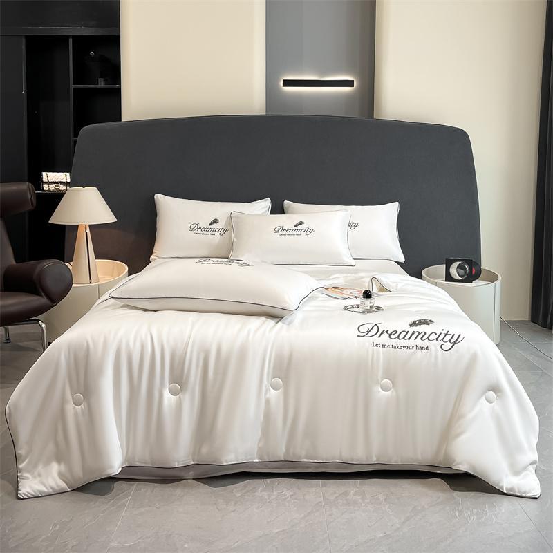 Solid Color Comforter, 1 Count Soft Comfortable Cooling Bedding Quilt, Breathable Lightweight Comforter for Home Bedroom Hotel Dormitory