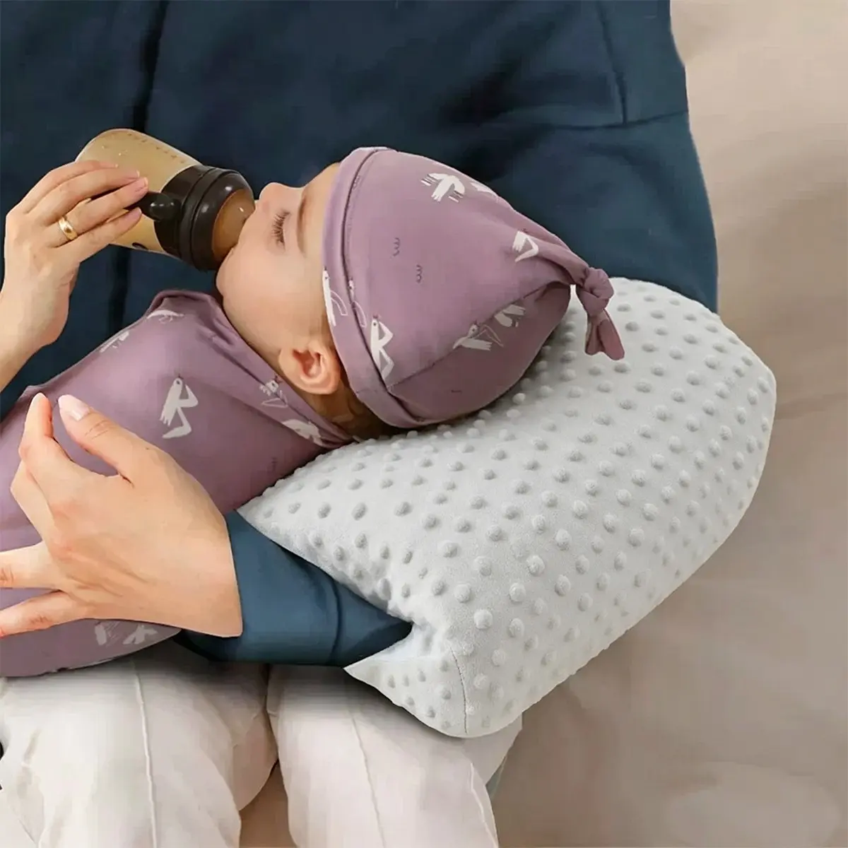 Baby Feeding Arm Pillow, Breathable Anti-Pressure Support, Soft Bean Bag Material, Ideal for Laying Down & Sleeping, 1 Piece
