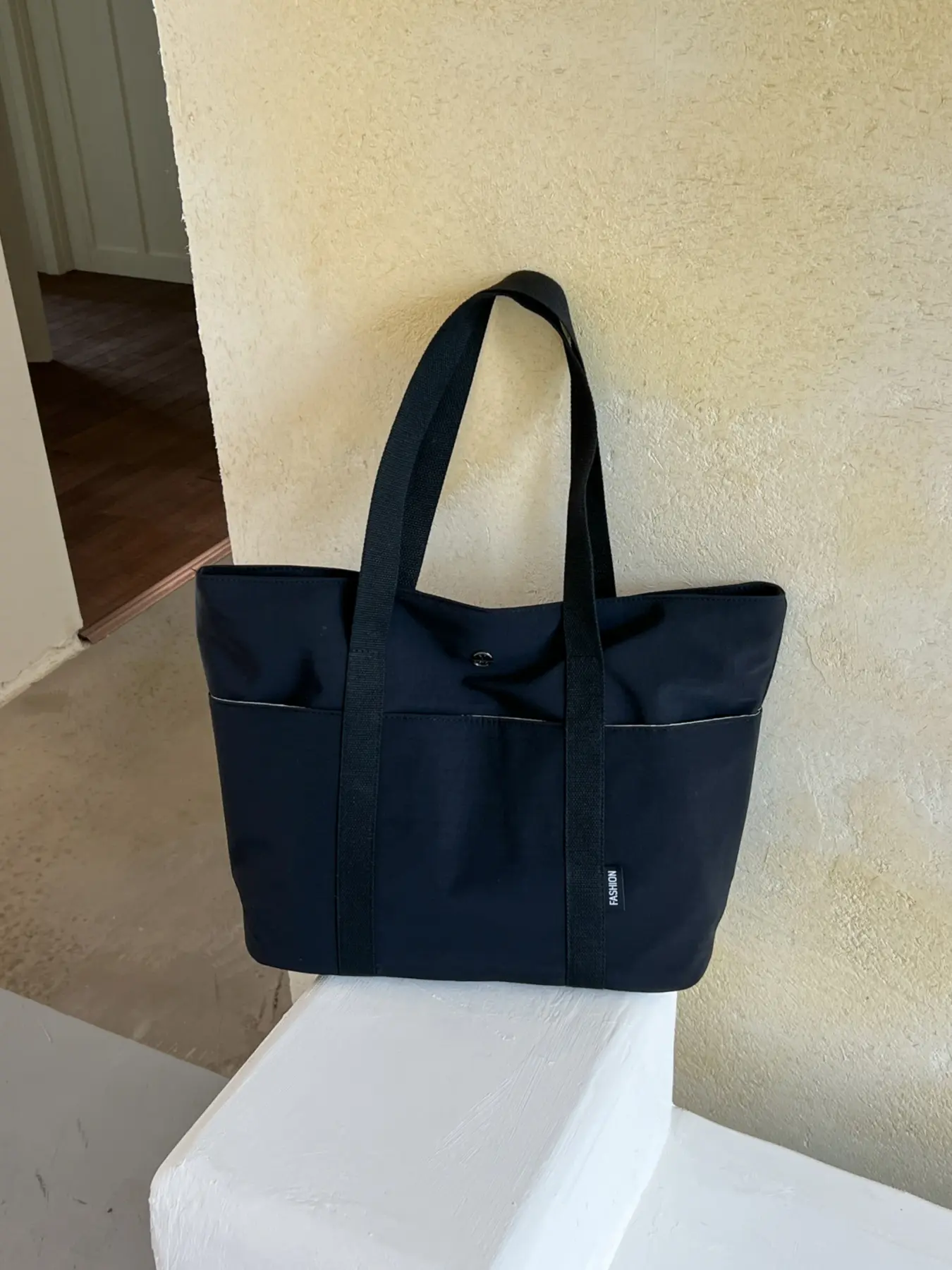 Simple and casual tote bag with multiple pockets, large capacity, lightweight travel handbag, practical shoulder bag for women's daily commuting and shopping, Everyday Tote Bag