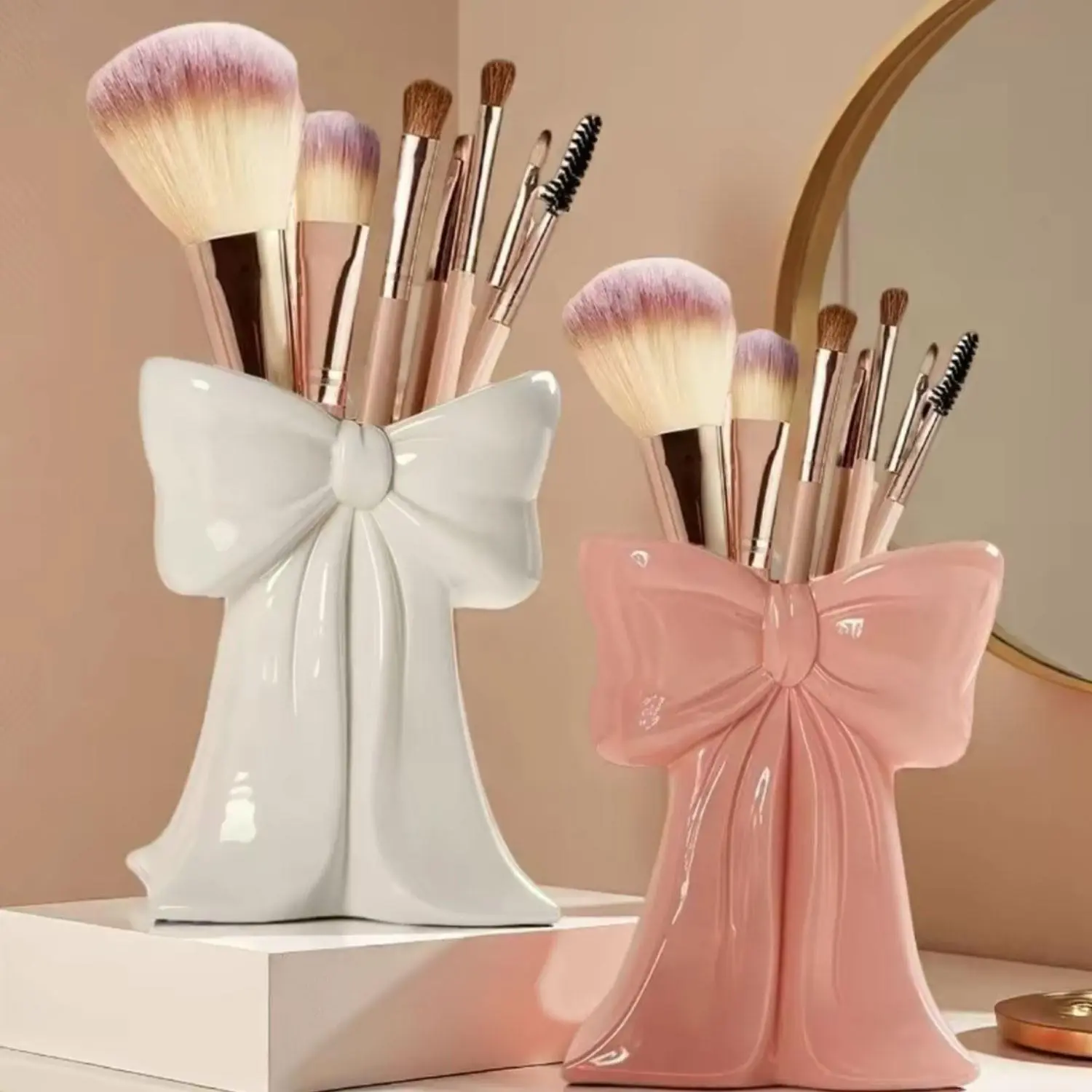 Adorable bow-shaped makeup storage box. The bow decorations are suitable for the TV cabinet in the living room, as well as for storing makeup brushes and office supplies. An elegant stand - an ideal gift for girls, students and women.