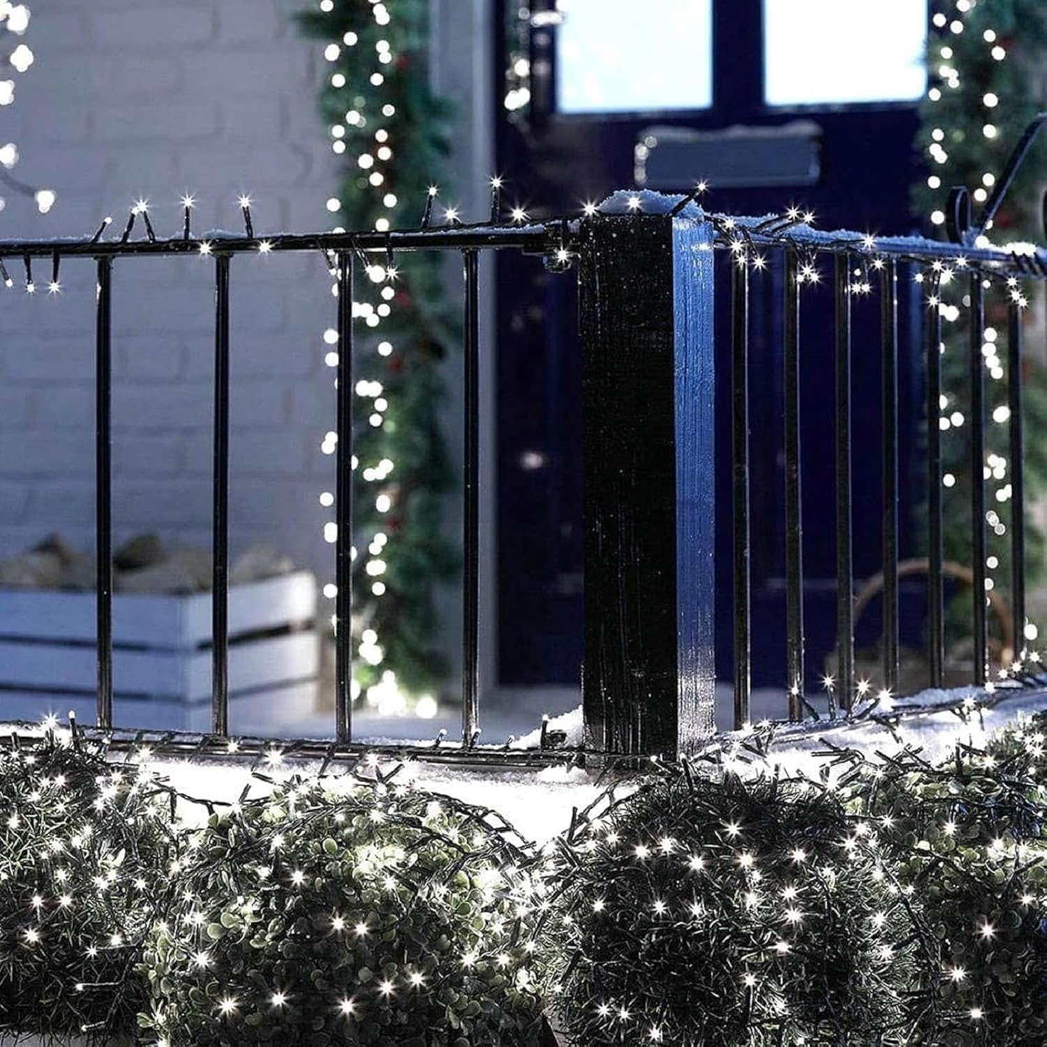 Solar-powered decorative string lights: The warm light version contains 200 LEDs, while the white light version contains 300 LEDs. They support 8 different flashing effects, making them perfect for decorating Christmas scenes, as well as for embellishing