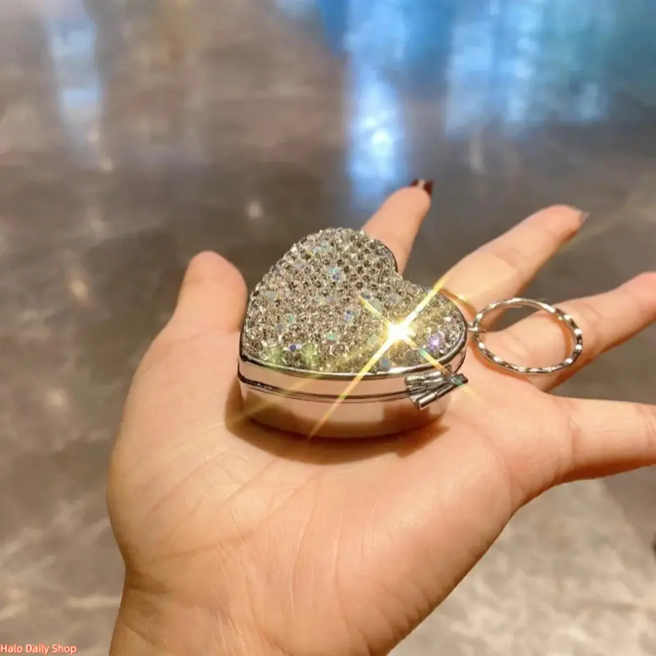 Luxury Travel Pill Case – A stylish, rhinestone-studded metal pill box featuring an exquisite heart shape; versatile enough to store pills or earrings and fit perfectly into a makeup bag.