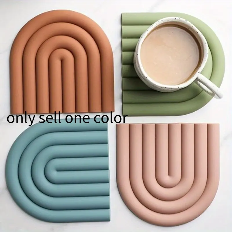 Rainbow-shaped coasters. Colorful and simple design coasters made of silicone, easy to clean, suitable for gift-giving. Suitable for offices, kitchens, dining tables.