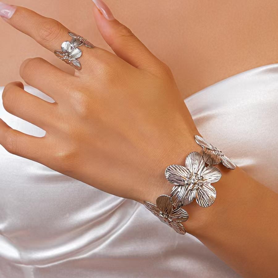 Women's Jewelry Set Bohemian Style Adjustable Open Metal Flower Bracelet and Ring Set Suitable for Daily Wear and Gift-Giving