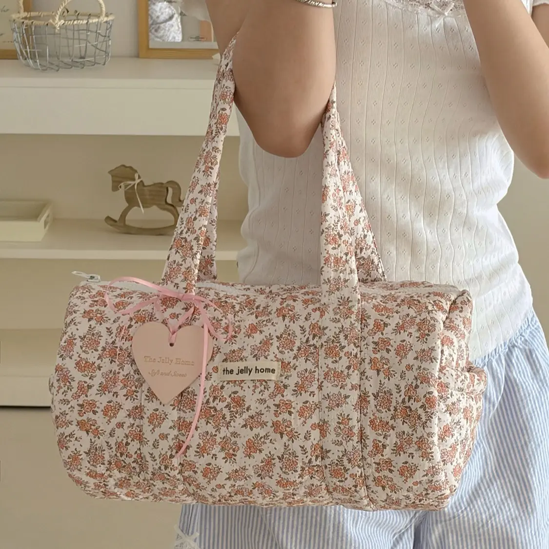 Vintage Floral Print Soft Quilted Duffel Bag With Sweet Heart Tag Ribbon, Large Capacity Ladies Shoulder Bag For Short Trips, Gym, Overnight Stay, Travel Duffle Bag #CottagecoreAesthetic