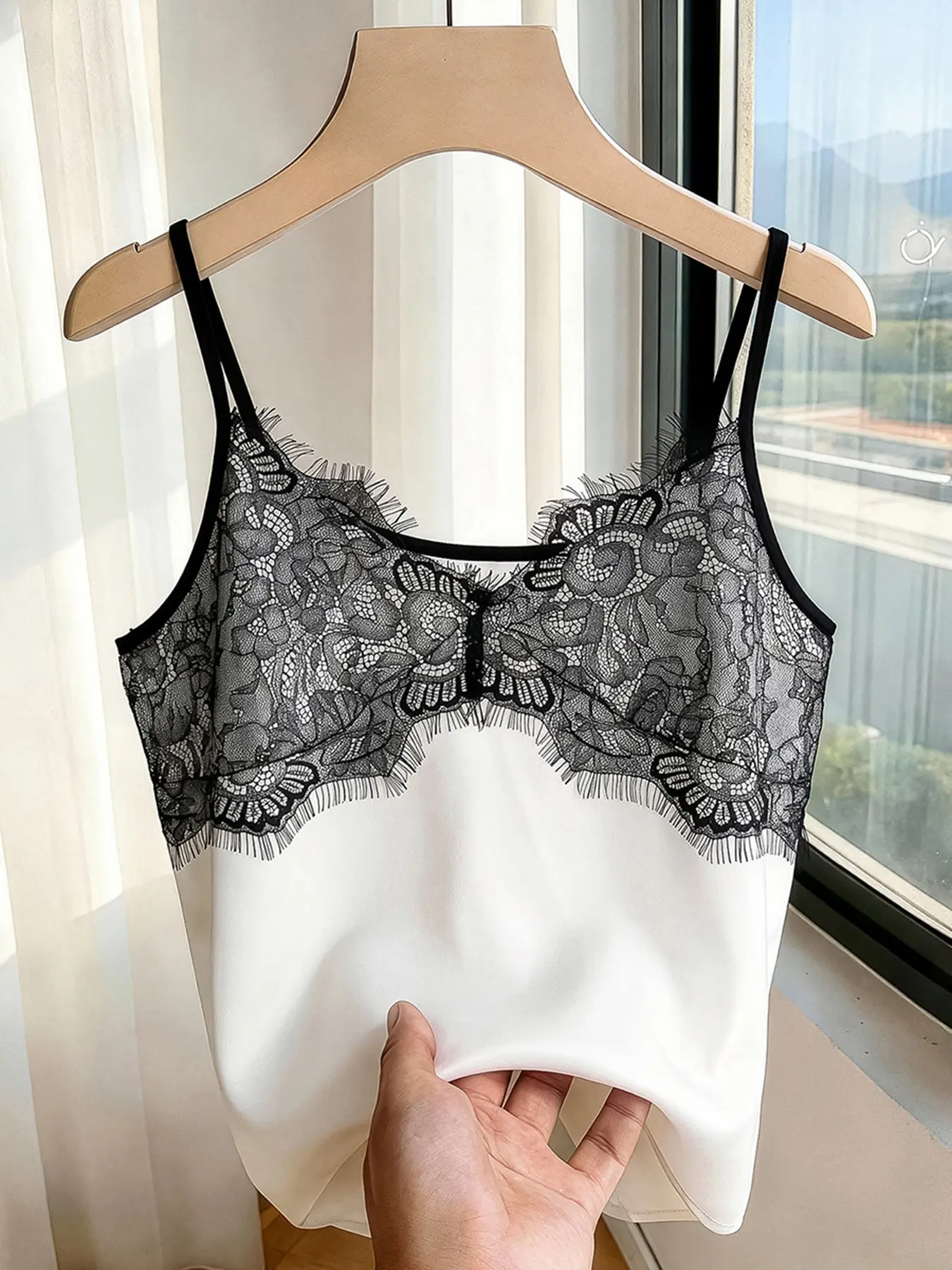 Plus Size Women's Elegant Chic Floral Lace Sleeveless Strappy Loose Tank Top Camisole, Lightweight & Comfortable, Perfect for Daily Wear, Vacation, Dates