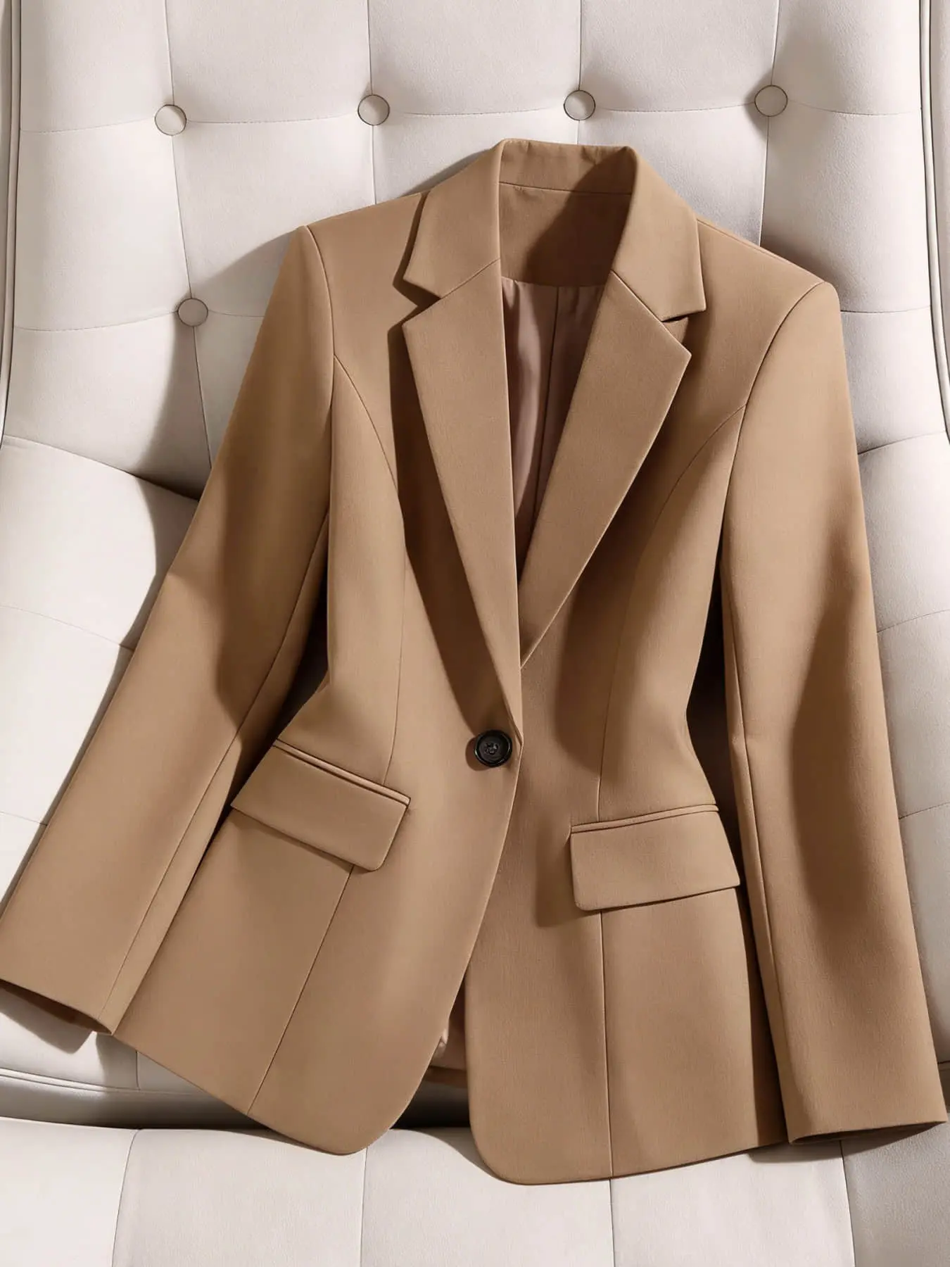A women's Chic, elegant, minimalist commuting style office workwear camel colored suit jacket with a button closure, slim fitting and versatile, with a professional feel, suitable for spring and autumn, interviews, parties, dates, anniversaries