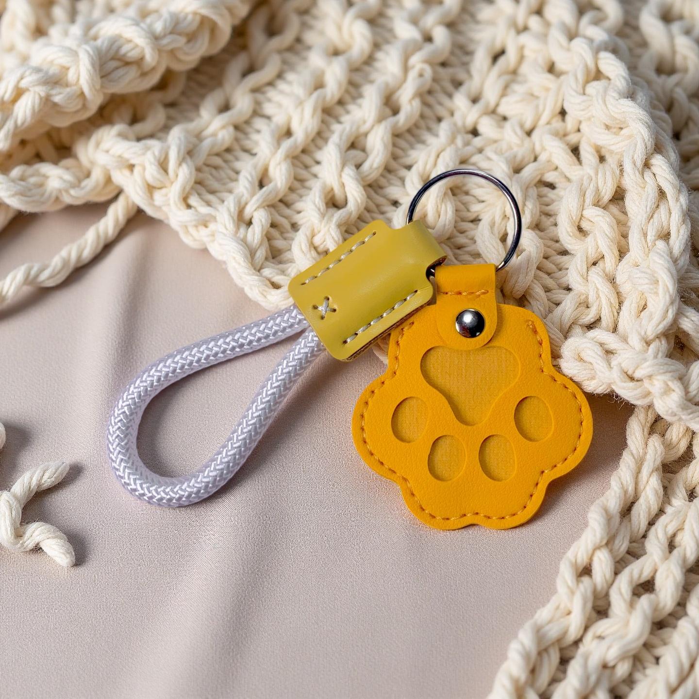 Pet Fur Memory Charm Leather Keychain Keepsake for Dog Cat Hair Paw-Shaped Design Memorial Sympathy Gift for Grieving Owners