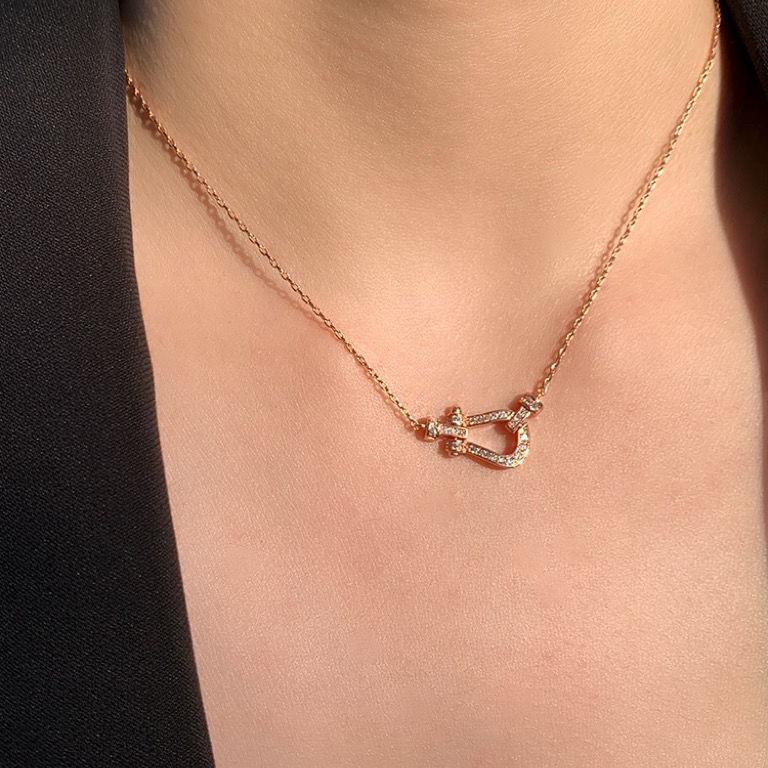 This is a popular European and American horseshoe buckle necklace that is versatile for women, exuding a sense of high-end sophistication. It features a slightly inlaid, niche, and luxurious heavy industry collarbone chain