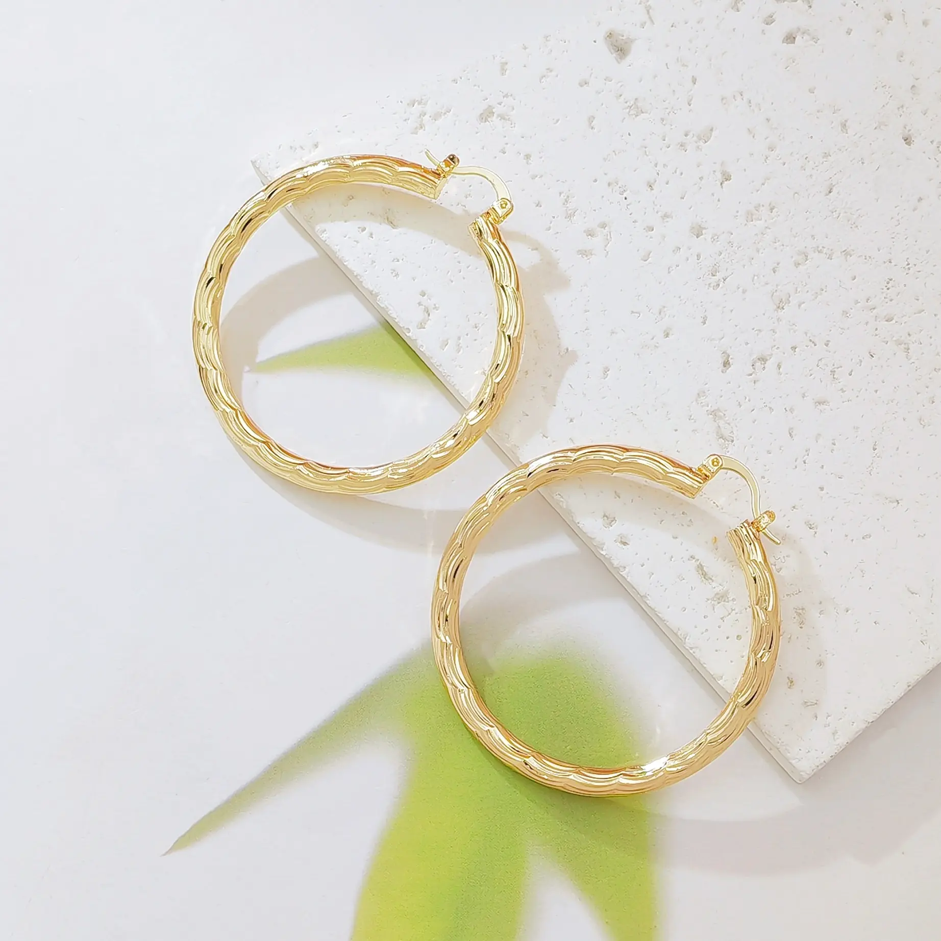 Women's 5cm Lightweight Gold-Plated Round Hoop Earrings - Oversized Thin Textured Wave Twist Acrylic Huggie, Minimalist Elegant Jewelry for Casual Daily Wear, Wedding Gift for Women, Clothes Accessory