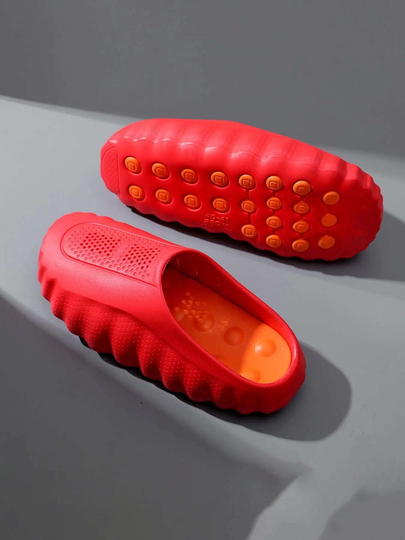 Unisex Acupressure Massage Clogs, EVA Hollow Breathable Closed Toe Slip On Slippers, Non-Slip Raised Dot Sole for Foot Fatigue Relief, Soft Lightweight Footwear Suitable for Bathroom, Bedroom, Beach, Gardening and Daily Indoor Outdoor Wearing