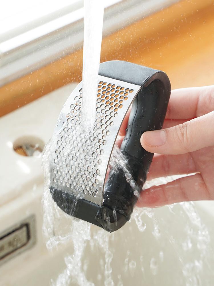 Multifunctional Handheld Garlic Press, Thickened Stainless Steel Garlic Crusher, Easy Clean Kitchen Gadget for Mashing Garlic & Ginger