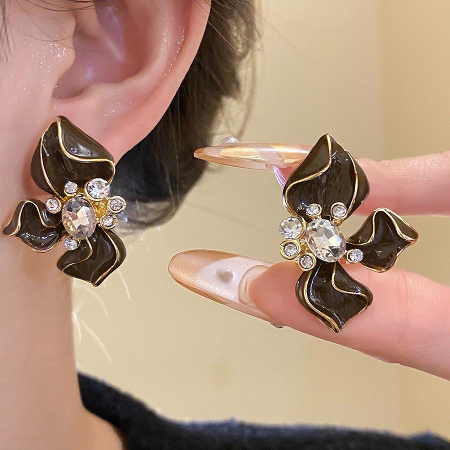Silver needle studded with diamonds, oil-dripping flower ear clip, ear stud, mid-century vintage, retro earrings, light luxury and high-end women's jewelry