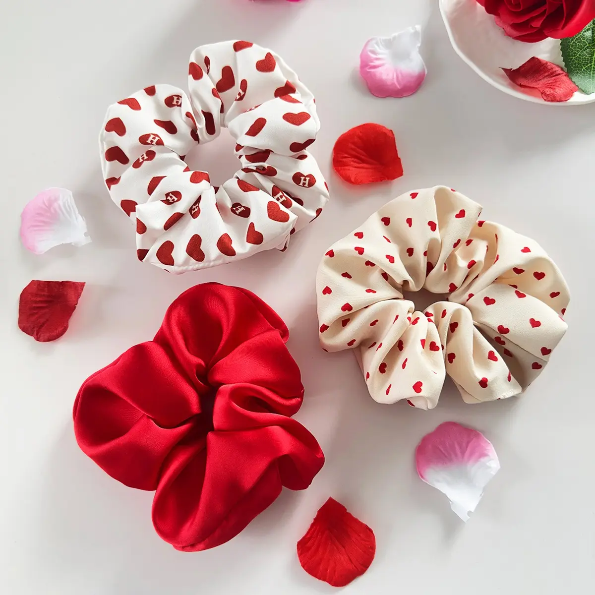 Women's Heart Hair Scrunchie Valentine's Day Soft Fabric High Elastic Hair Tie Cute Ponytail Holder No Damage Hair Accessory for Daily Wear Party Date Night Gift
