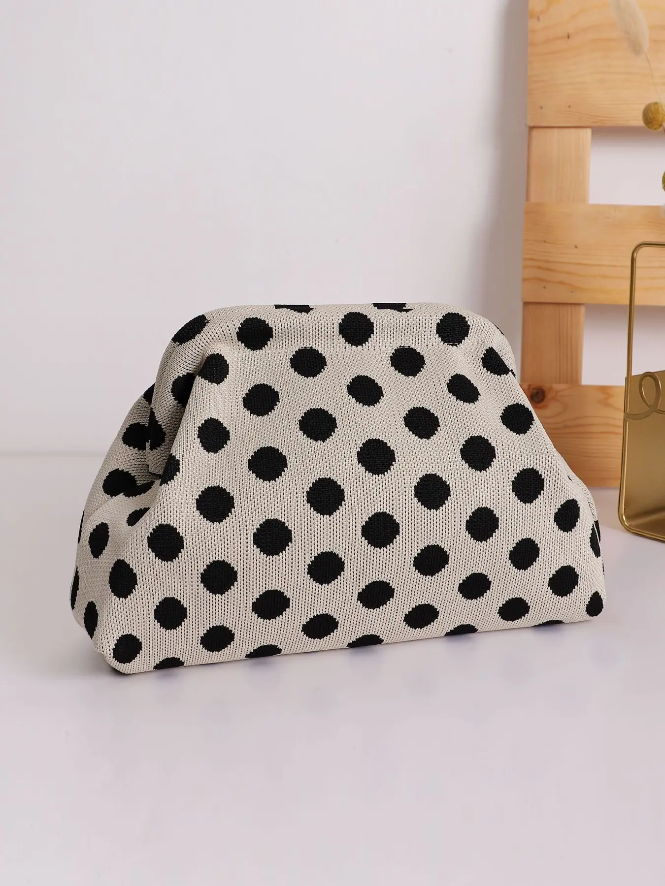 Retro style simple and practical texture polka dot pleated cloud bag, Fashion Patterned Bag, elegant, fashionable and personalized artistic style hand-held bag, can accommodate wet wipes and headphones, suitable for daily commuting and friend gatherings