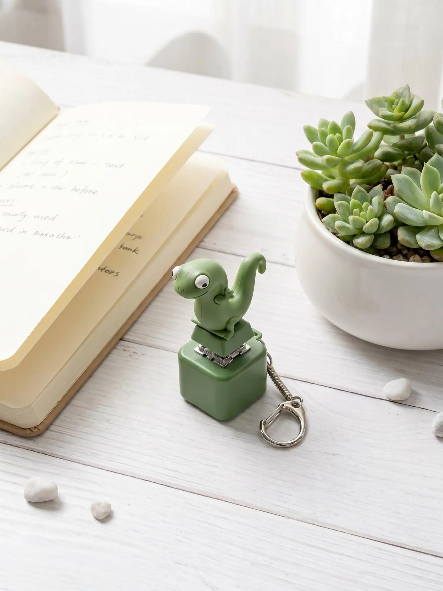 Lizard Button Keychain with Rechargeable LED Light, Realistic Creaking Color-Changing Toy, Kids and Adults, Friday Valentine Gift