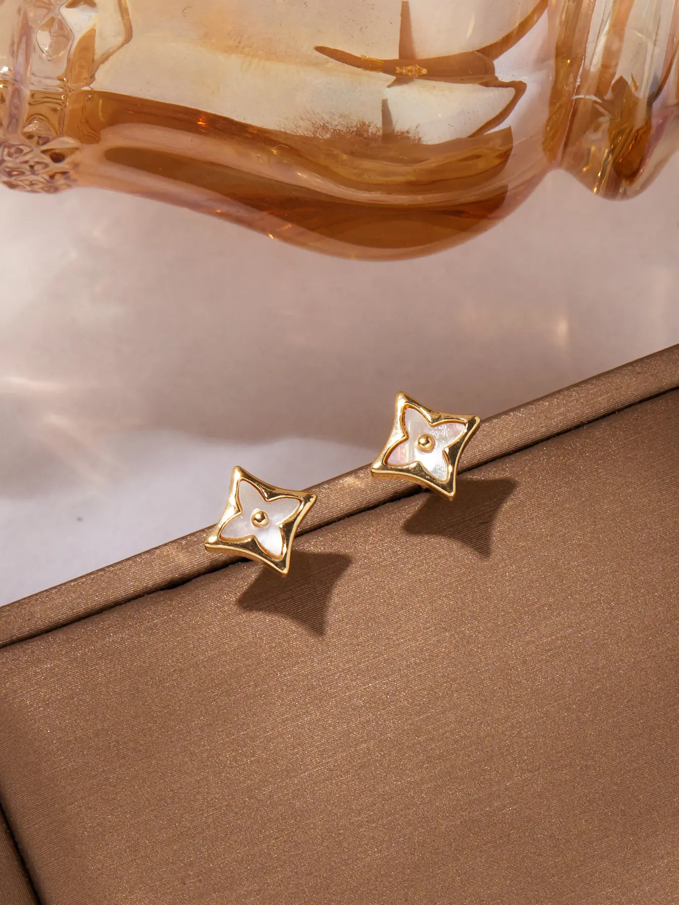 Fashionable Square Shell Four-Leaf Clover Zircon Earrings, Lucky Design, Suitable for Women, Daily Wear, Holiday Gifts