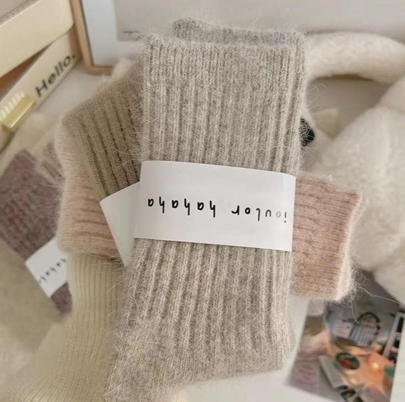 4-Pair Warm Cashmere Wool Socks - Women's Harajuku Minimalist Solid Color Winter Must-Have