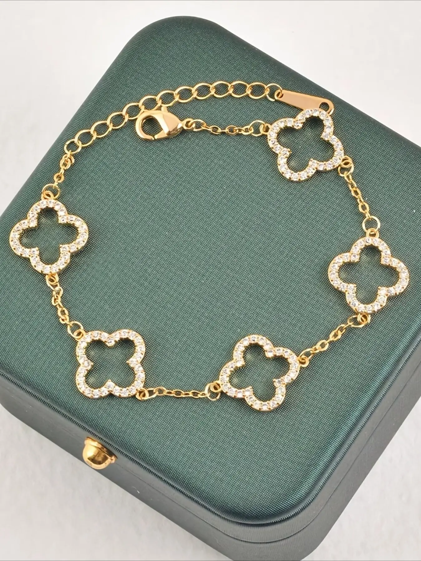 A simple and stylish lucky clover bracelet suitable for daily wear, such as graduation ceremonies, back to school season, Valentine's Day, Mother's Day, and other occasions. Ladies' bracelet (without gift box)